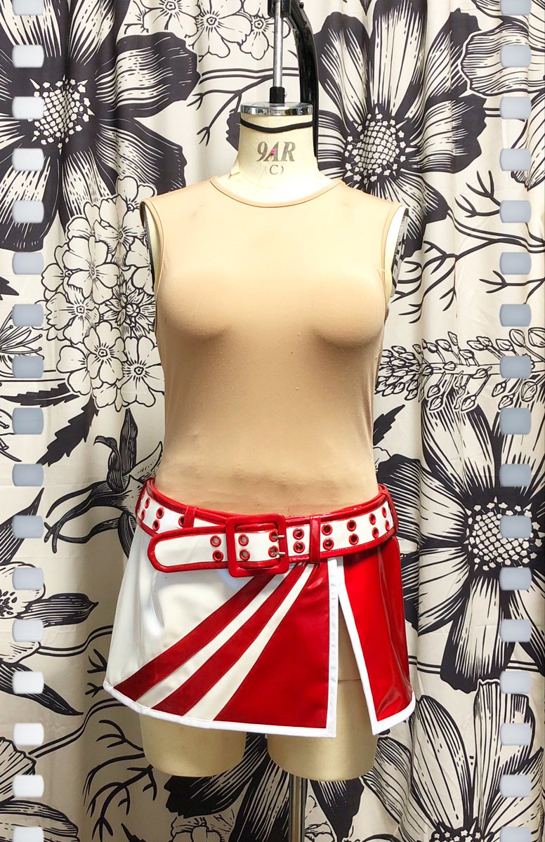 ベルト終了！

↓のように真ん中をを斜めにする為、
バックルと、前四列のハトメは
斜めになっているので、バックルピンを
入れる所は必ず3番目でお願い致します。

あと！エナメル×エナメルで
通しにくいので、開閉部分以外は
通したままの方が良いと思います。