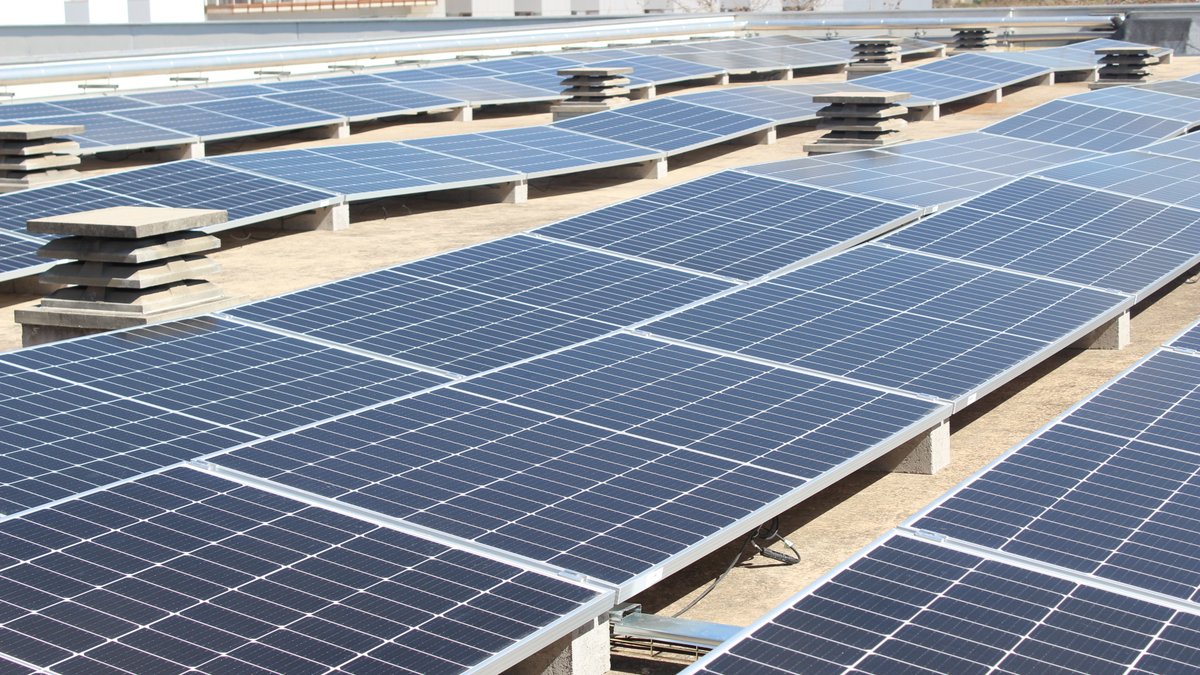 hjoan23's tweet photo. 🌍 Avui, 28 de gener, Dia Mundial per la Reducció de les Emissions de CO₂

☀️L’Hospital Joan XXIII de #Tarragona desplegarà 474 plaques solars (215 kW) que permetran generar fins al 20 % del consum energètic del centre.

📎Enllaç a notícia: https://t.co/7aZnJ1KERh https://t.co/d2zR65xiEV