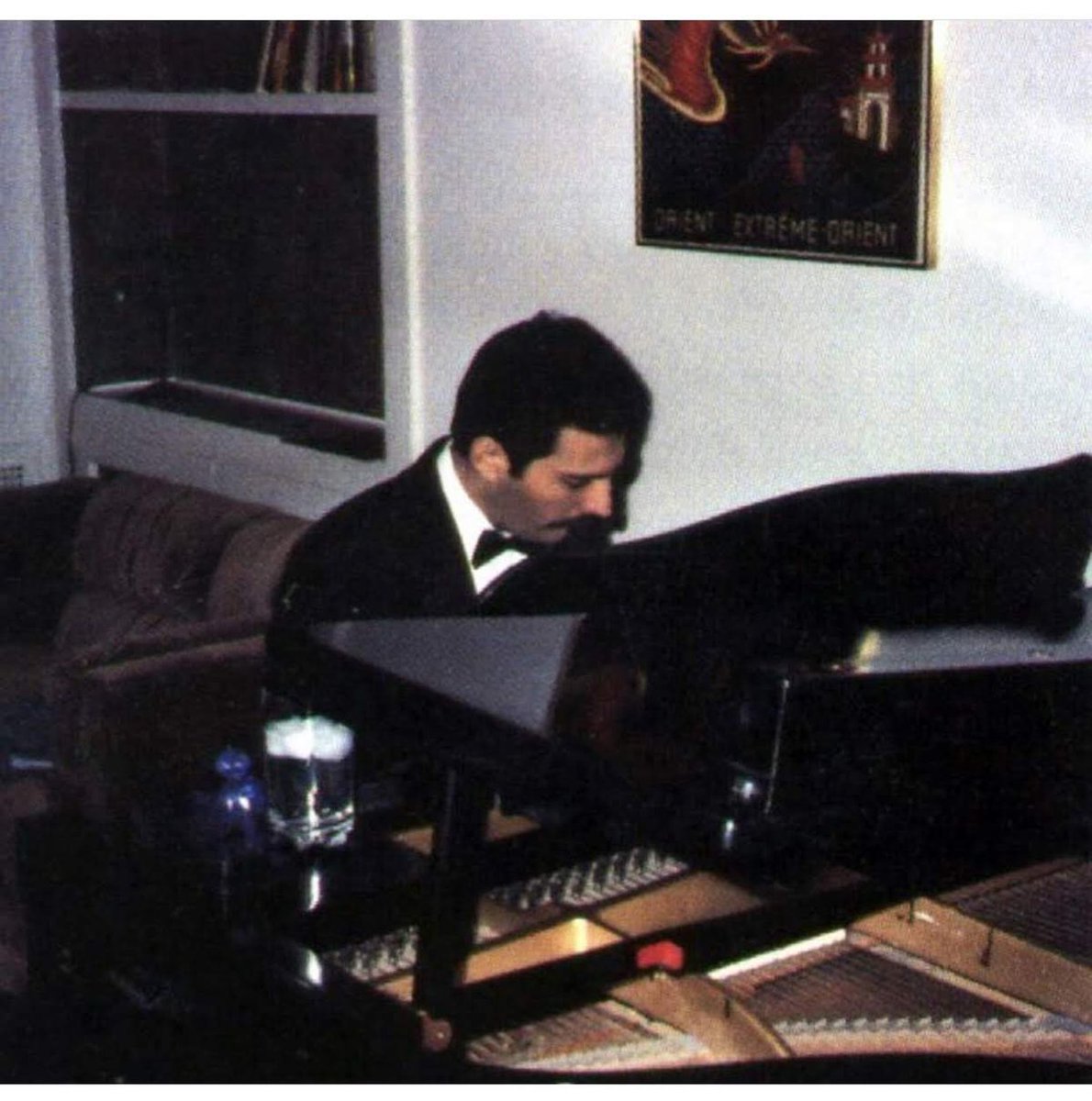 TalideTalisa's tweet image. Freddie, con esmoquin y pajarita, 
tocando el piano. Elegante 
por naturaleza.  💖

©Queen Productions Ltd.