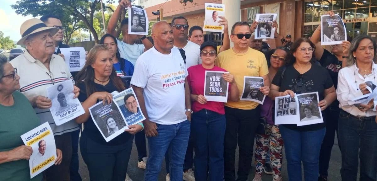 MovilizadosVe's tweet photo. Familiares de #presospolíticos del estado #Bolívar, #protestaron en #PuertoOrdaz, para exigir su liberación, entre ellos los 11 de #Guri, extrabajadores de Corpoelec. En esta entidad, solo se han excarcelado 16 personas en lo que va del 2026.
#27E 
Vía @CorreodelCaroni https://t.co/DOJeFuGJTf