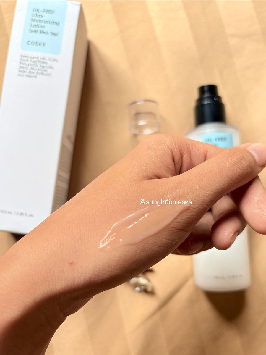 sunghoonieszs's tweet photo. Highlight favoritku: COSRX Oil-Free Ultra Moisturizing Lotion 🌿
Teksturnya ringan, oil-free, cepat nyerap, dan ada Birch Sap buat bantu hidrasi &amp; calming.
Nyaman banget buat kulit berminyak &amp; combo https://t.co/f9Z2wwID49