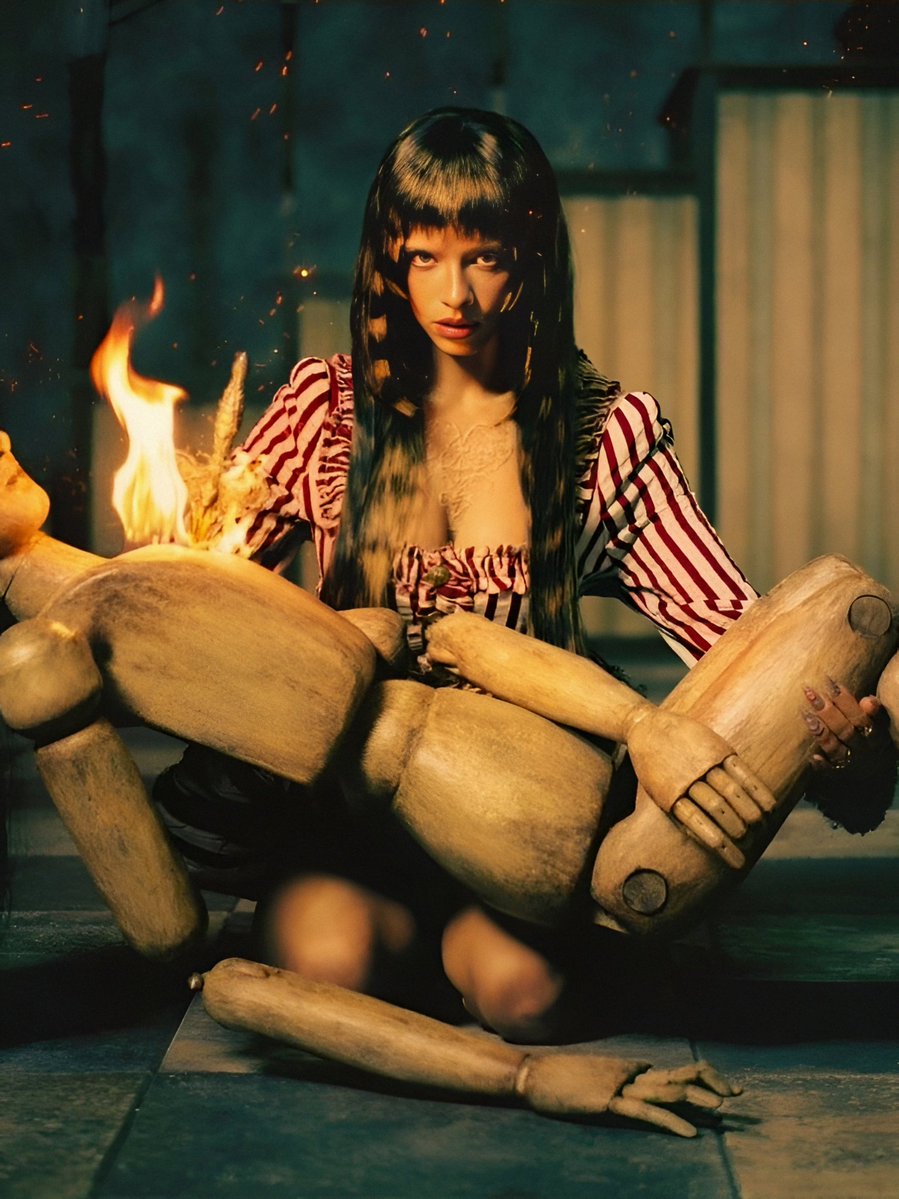 MelanieOnlineHQ's tweet image. Queridas @WarnerMusicBR @warnermusic @AtlanticRecords, vamos conversar? Estamos há praticamente 21 horas do lançamento de “POSSESSION”, novo single da Melanie Martinez, que por acaso é uma artista do catálogo de vocês.

Quando vai começar a divulgação? Porque até agora, nenhuma…