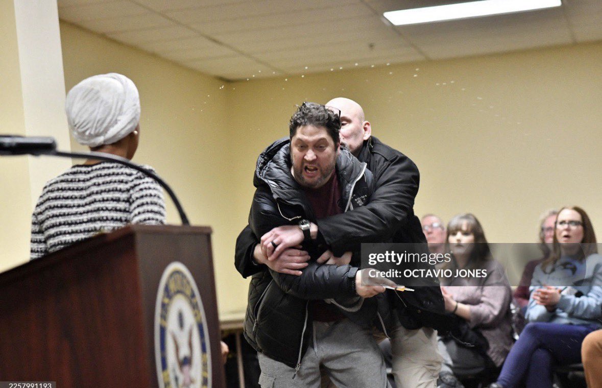 LibertyChai_'s tweet image. No Fcking way this wasn't staged!