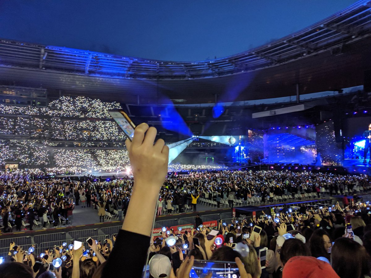 These seats weren't at the same level. You can still disturb people behind you in the stands. BTS are behind that hand