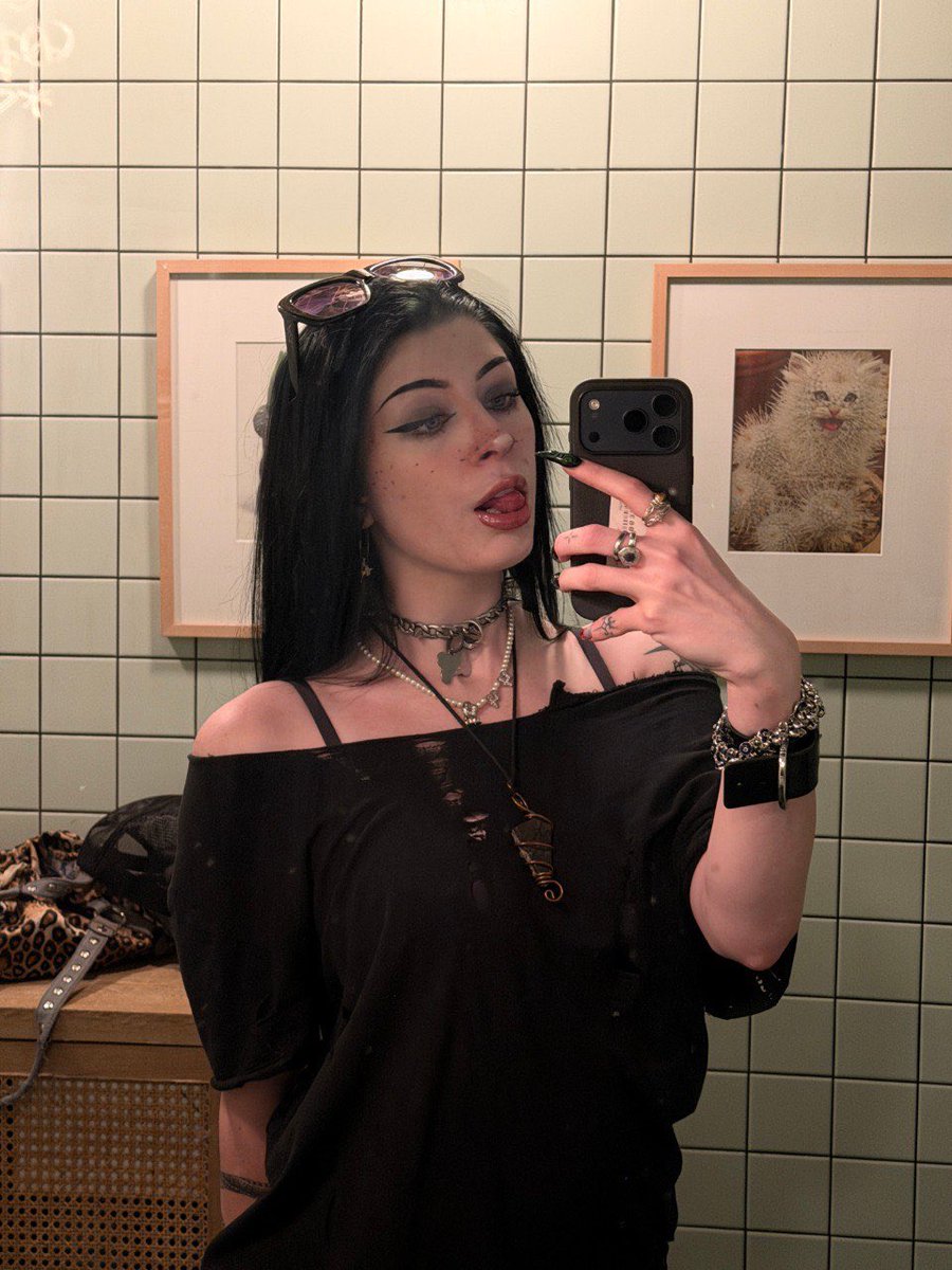 Rayback715's tweet image. dont bite the hand that fingers you or whatever the saying is