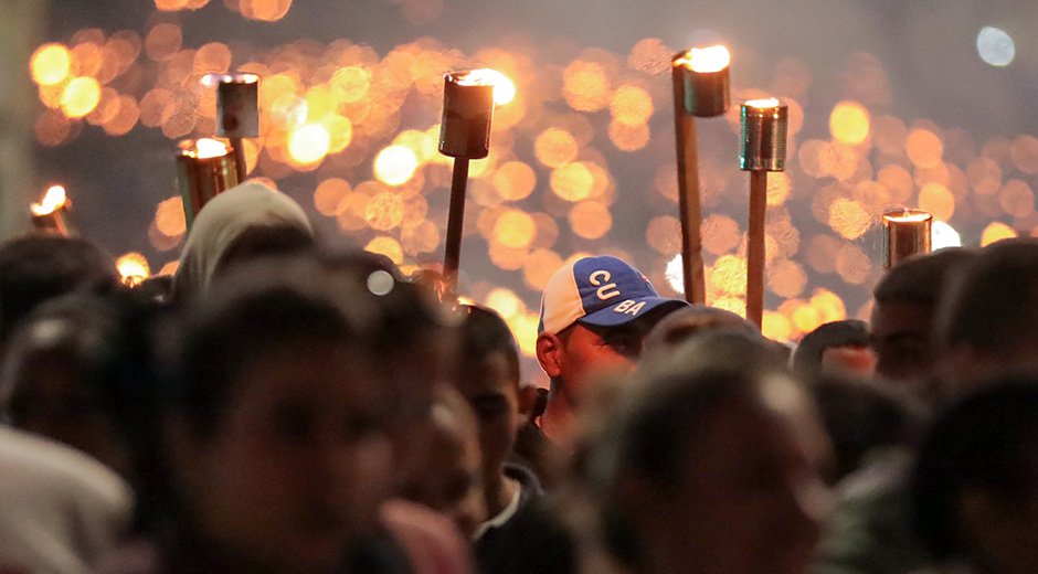 🔥🇨🇺 Marcha de las Antorchas: a 73 años de la primera Marcha en el año del Centenario del Apóstol, otro centenario –el del líder histórico de la Revolución– invita a la misma cita, demostrando la permanencia de los ideales de justicia, soberanía y antimperialismo en los jóvenes.