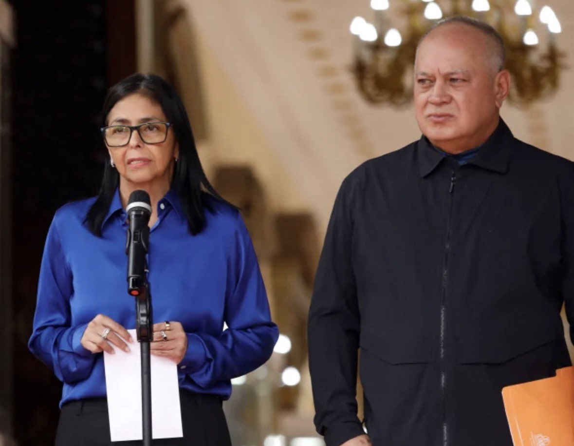 Según Delcy Rodriguez y Diosdado Cabello: “No liberarán presos políticos emblemáticos porque son los culpables que bombardearon el país, por sus acciones y por pedir ayuda de gobiernos extranjeros.”

Les digo a este par de delincuentes No son “emblemáticos”, son rehenes y la