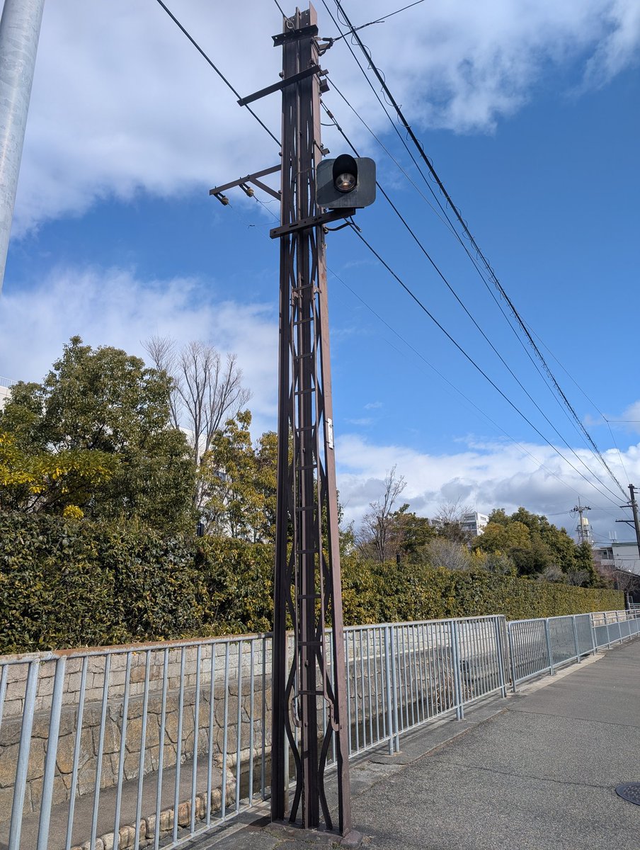 「嵐電の、ベーツポールを二つくっつける事でガチガチにした鉄柱。このような組み方はチ」|しーさいどのイラスト