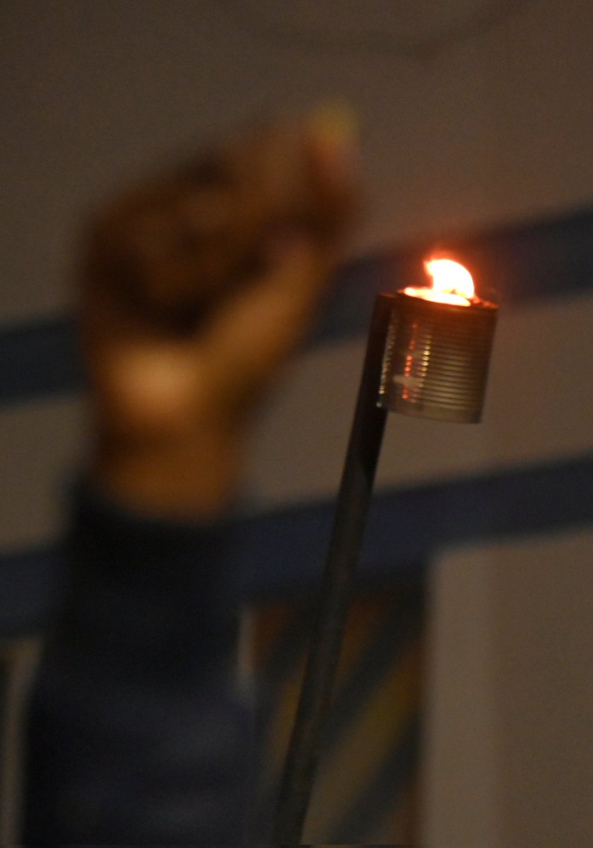 🌷| El homenaje de esta fría noche en la capital cubana incluyó tributos al líder estudiantil Julio Antonio Mella en el lugar donde reposan sus restos, y al Apóstol en la Fragua Martiana, sitio de la otrora cantera de San Lázaro donde en 1870 fue obligado a trabajos forzados.