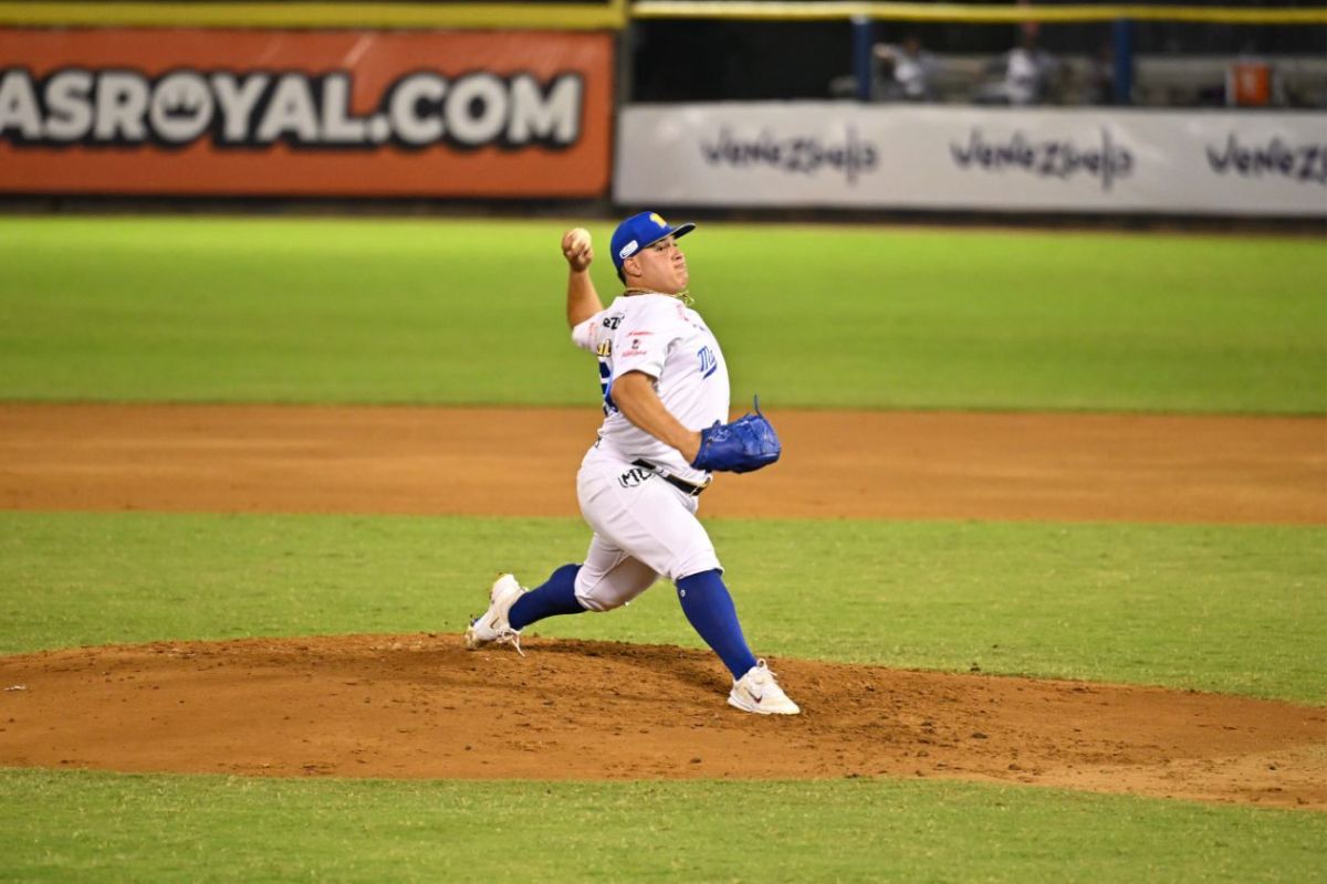 #Magallanes arranca la Final con autoridad. Velocidad crucero. La ofensiva metió debajo de la mesa la absurdez de poner a Williams. Estas series son larguísimas, así que cautela. Los héroes del día son muchos, pero me quedo con Suárez-Leandro-Eliezer y el bullpen. We move. (1-0)