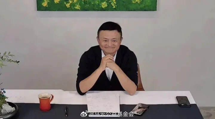 IFENG__official's tweet image. #Alibaba founder #JackMa said #AI is both a challenge and an opportunity for "rural education", urging schools to focus on teaching children how to use AI well and to nurture curiosity rather than compete with machines in memory and calculation.