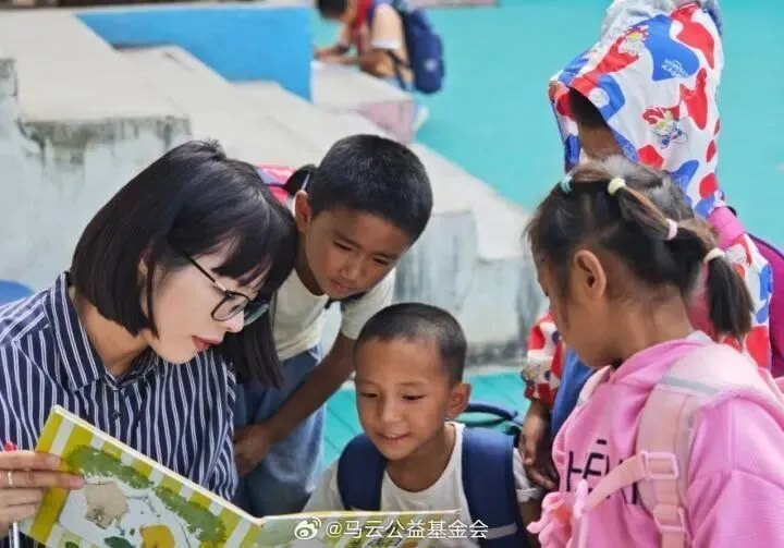 IFENG__official's tweet image. #Alibaba founder #JackMa said #AI is both a challenge and an opportunity for "rural education", urging schools to focus on teaching children how to use AI well and to nurture curiosity rather than compete with machines in memory and calculation.