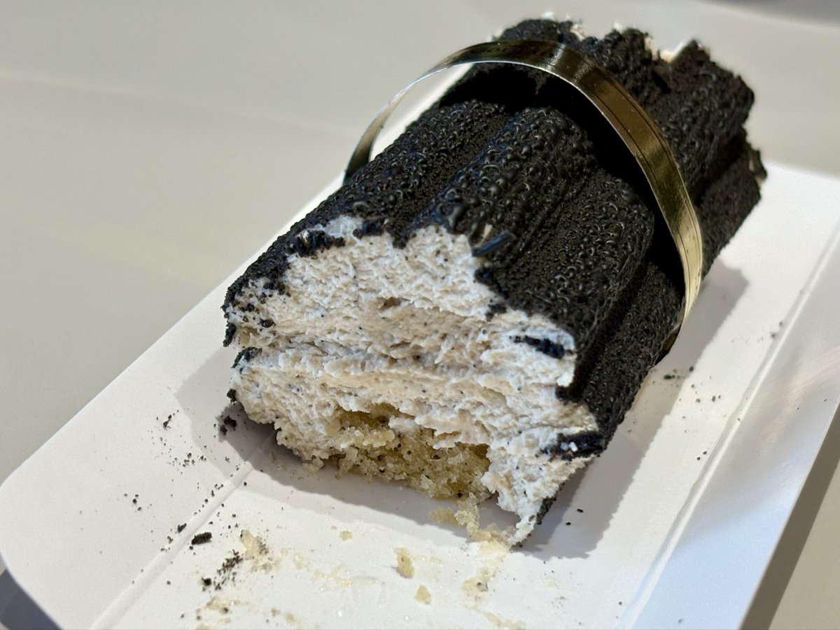 아침부터 바닐라도라이를 돌게하는 바닐라디저트🤤 우연히 미츠코시백화점 지하에서 hugh morgan 팝업을 만나서 신났다. 사용한 바닐라빈을 디스플레이 해놓는 멋짐