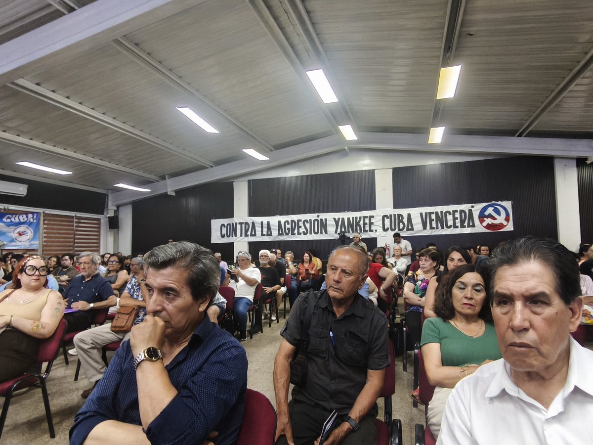 Ahora en #Santiago de #Chile :

"Contra la agresión yankee #Cuba vencerá" 

#AmericaLatinaZonaDePaz