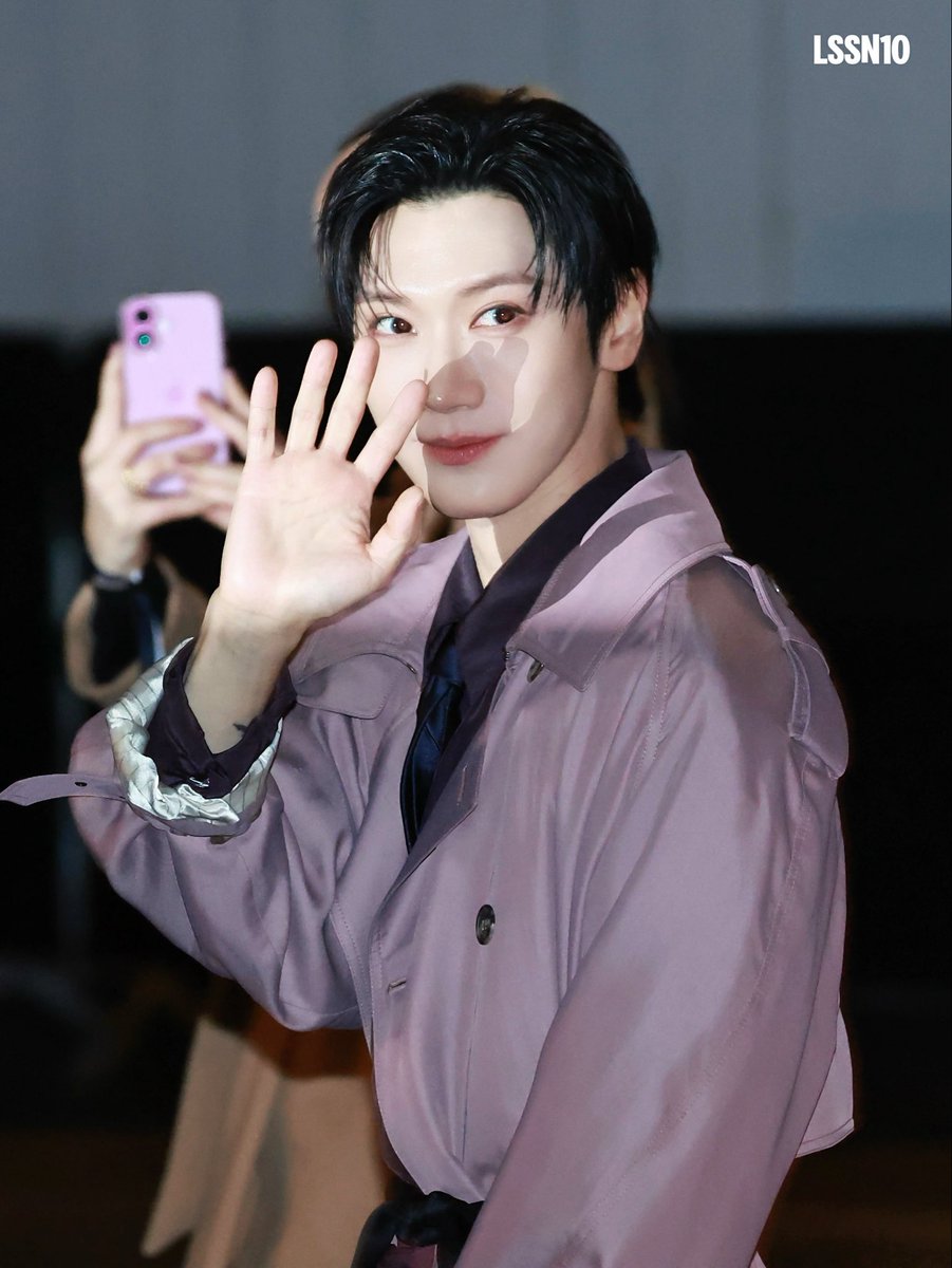 รูปนี้คือความสวยที่ไม่ต้องร้องขออะไรจากฟ้าเลย เพราะทุกอย่างคือเกิดมาเพื่อเตนล์ กล้อง มุมดี แสงดี แต่คนในรูปคือดียิ่งกว่า เสน่ห์ทะลุจอจนต้องหยุดดูซ้ำ

TENLEE WITH YSL MENs WINTER26 #SaintLaurentxTEN