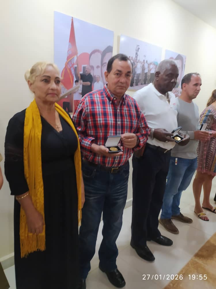 Cómo parte de las actividades  centrales por el 87 Aniversario de la Constitución de la CTC un grupo de entidades y trabajadores reciben altas condecoraciones por su trayectoria. 
Recibe la Empresa Cepil  el sello 87 Aniversario. ¡Felicidades!
#LatirAvileño 
#CepilVaPorMas