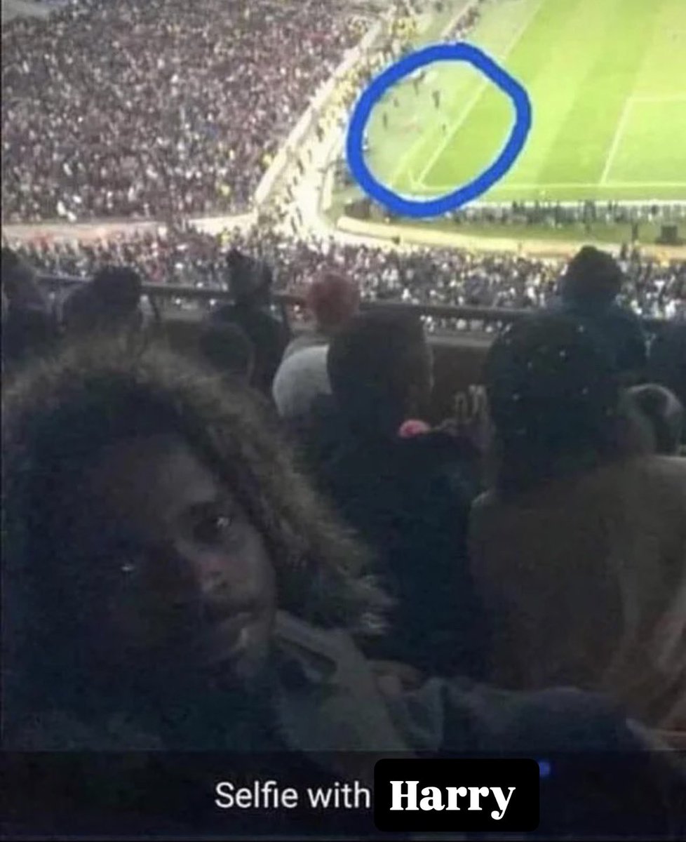 hazzpugh's tweet photo. Eu assim no show do Harry https://t.co/dd7rf6vT4i