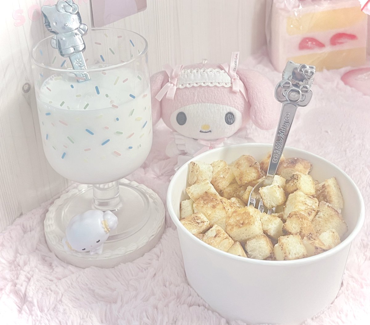 어제 만들어 먹은 딸기잼 우유 &amp; 식빵 팝콘!
키티 식기까지 곁들이니 정말 귀여워요⋯🍰