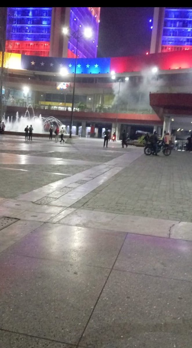 ALERTA 🚨🇺🇲🇻🇪

EL RÉGIMEN ESTA QUEMANDO MATERIAL EN EL CNE, BORRANDO EVIDENCIAS.

OLVIDEN LAS COINDICENCIAS!