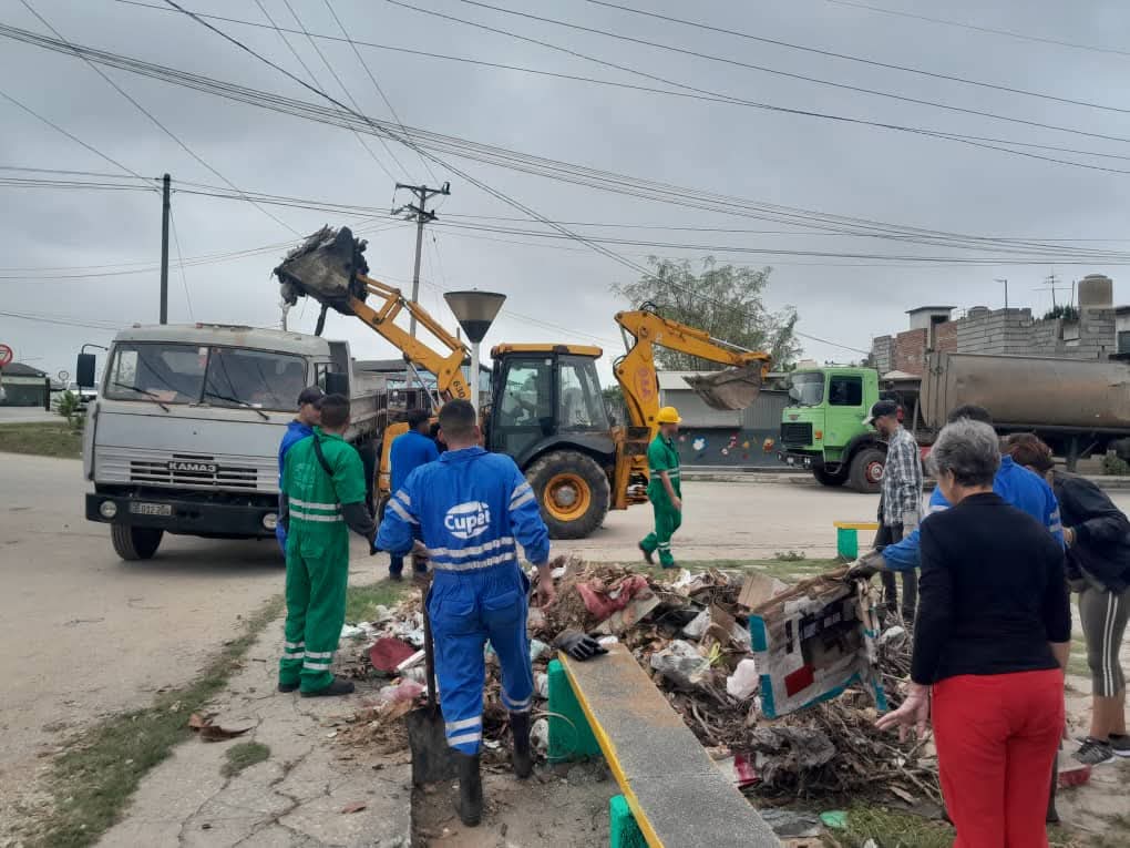 Cubapetroleo1's tweet image. 👷‍♂️💪¡Nuestro equipo en acción! 
Se realizaron trabajos de limpieza y pintura en áreas aledañas a la @RefSergioSoto, como parte del esfuerzo colectivo por mantener la industria y su entorno en óptimas condiciones, y en saludo al 87 aniversario de la #CTC.

#87AniversarioCTC
#Cuba