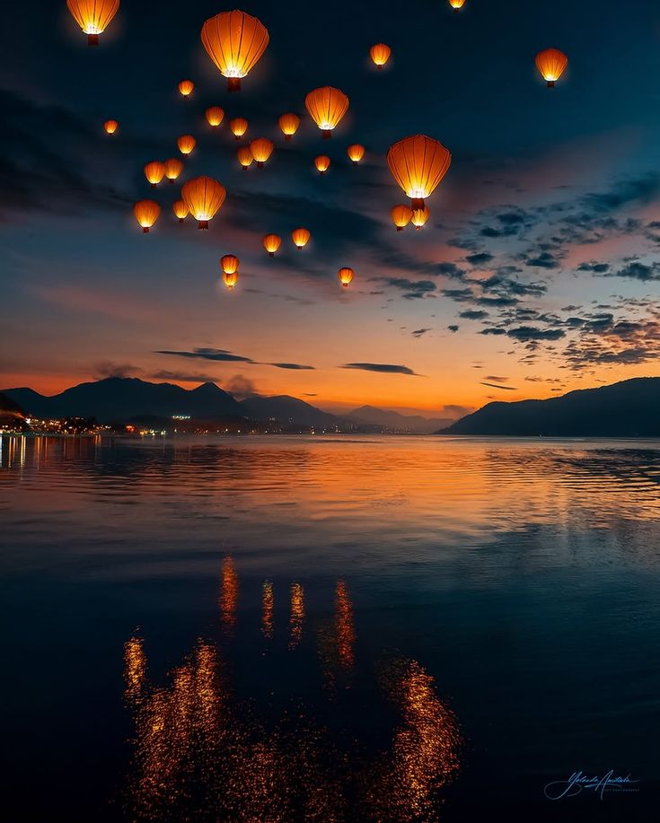 iam_ginghs's tweet image. - short form -

Lanterns borne tenderly by the wind,
rising gently on wings of dreams—
wishes whispered, entrusted to flame,
embraced by sighs, meraki offerings fade
into blue nocturnal skies.

#vss365 
#Storyin6 
#Amatory