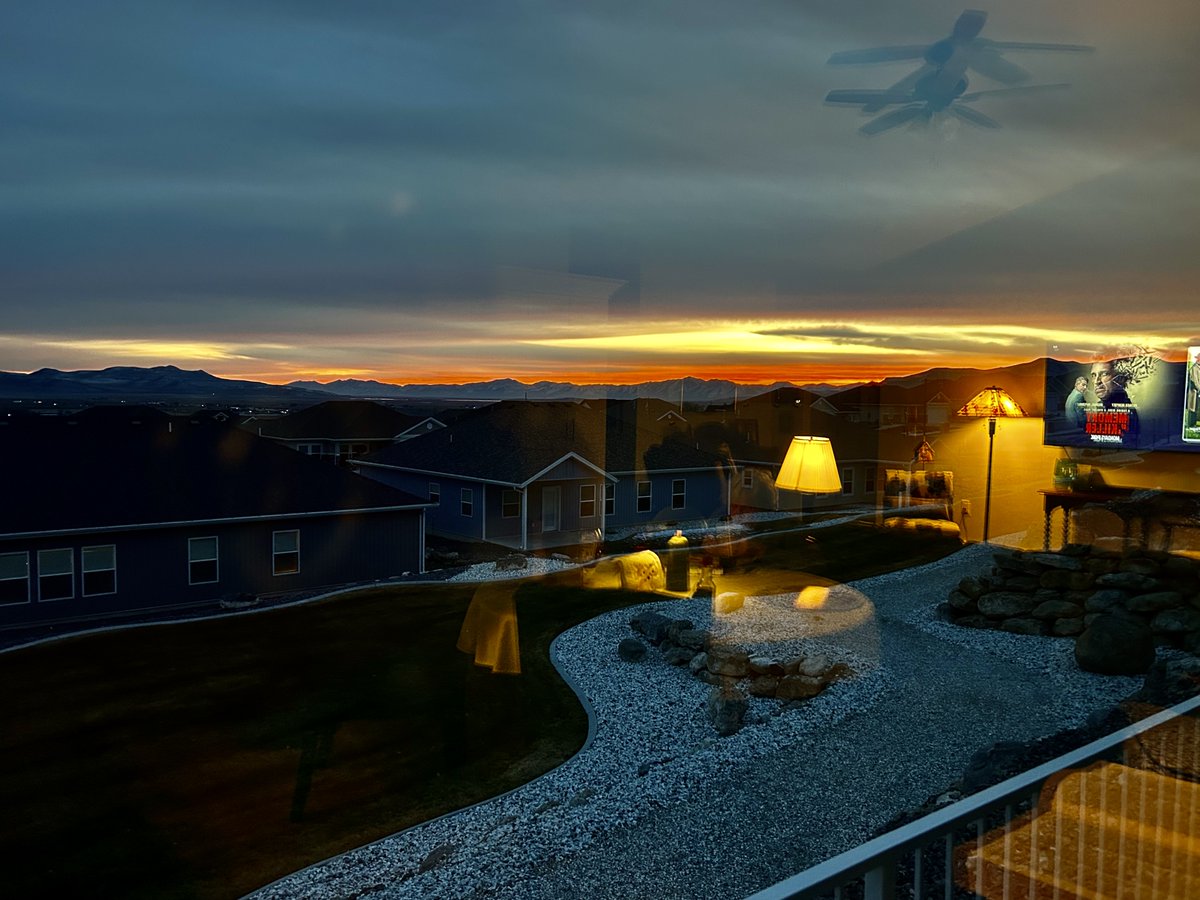 HyggeMan's tweet image. Reflections...
.
.
.
.
.
#PicOfTheDay #Reflections #UtahSunset #NorthernUtah #Sunset #PrettyEvenFromTheInside