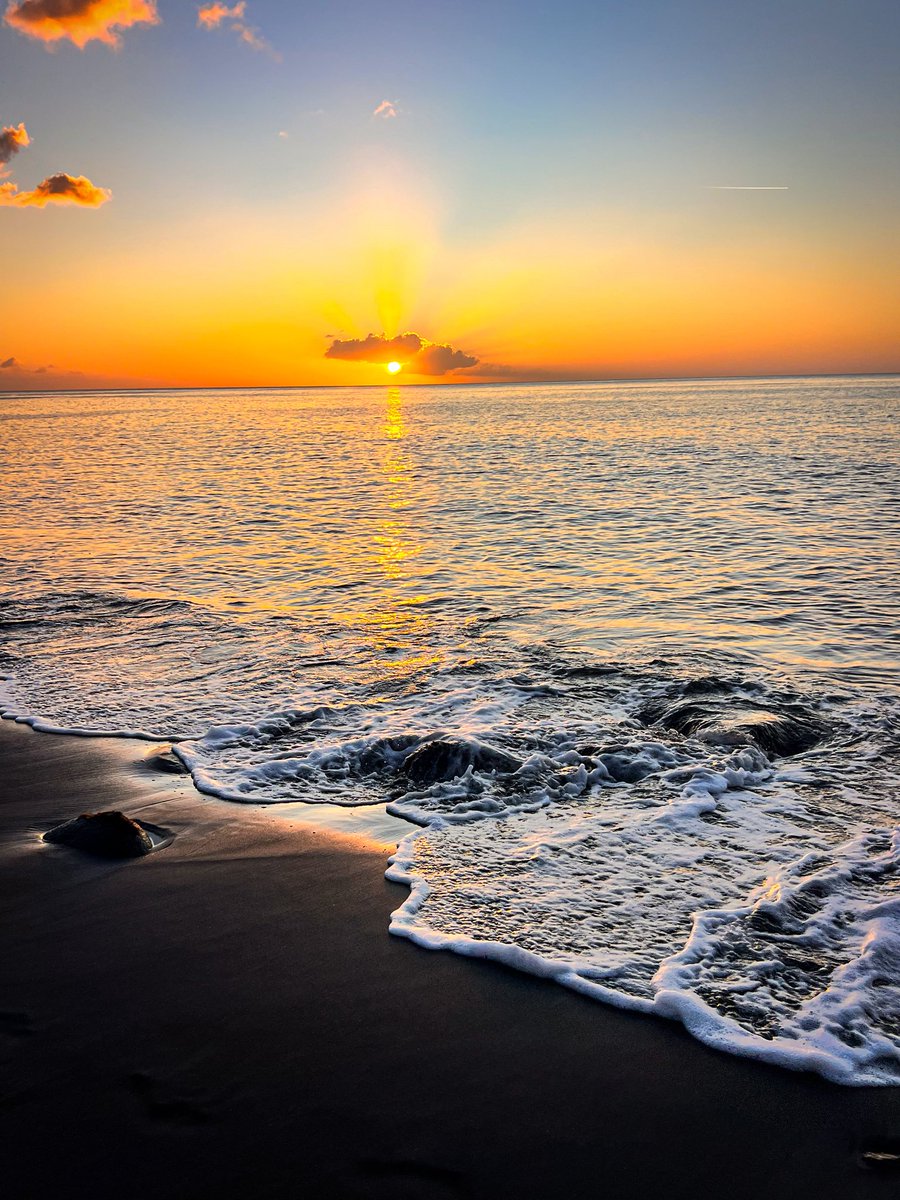 DiBoi4Nash's tweet photo. Sunset🌅 #Blacksand #PetersHope #SaintVincent https://t.co/Z3EQw4q8Ed