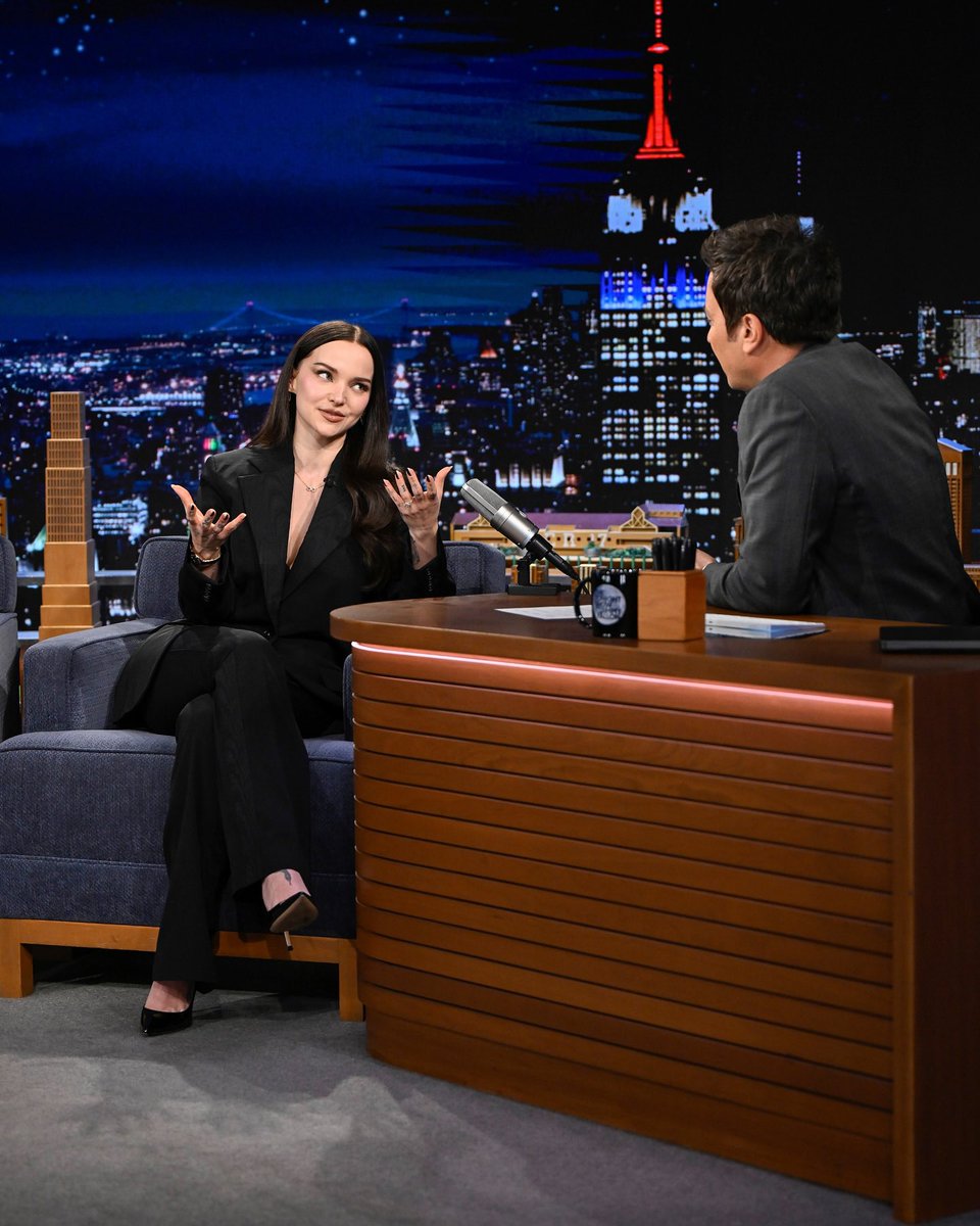 updatesdcbr's tweet image. Dove Cameron durante sua entrevista com @jimmyfallon no @FallonTonight .