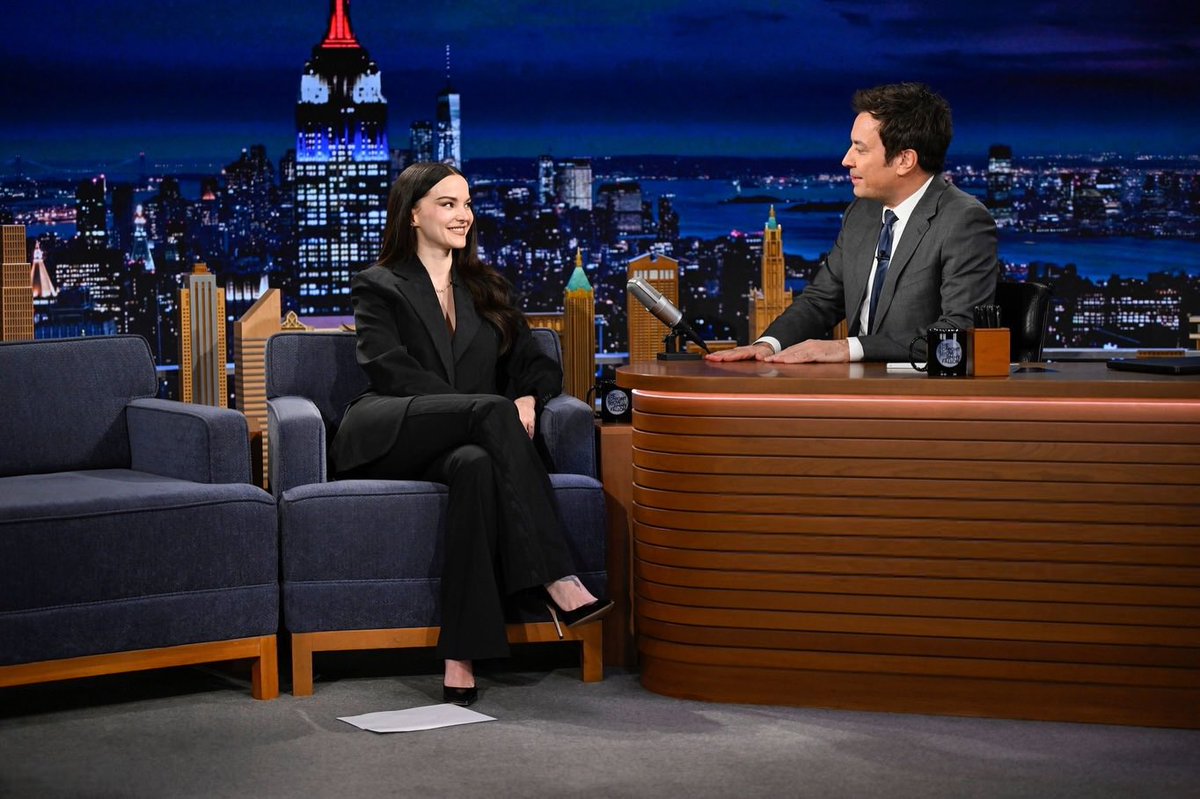 updatesdcbr's tweet image. Dove Cameron durante sua entrevista com @jimmyfallon no @FallonTonight .