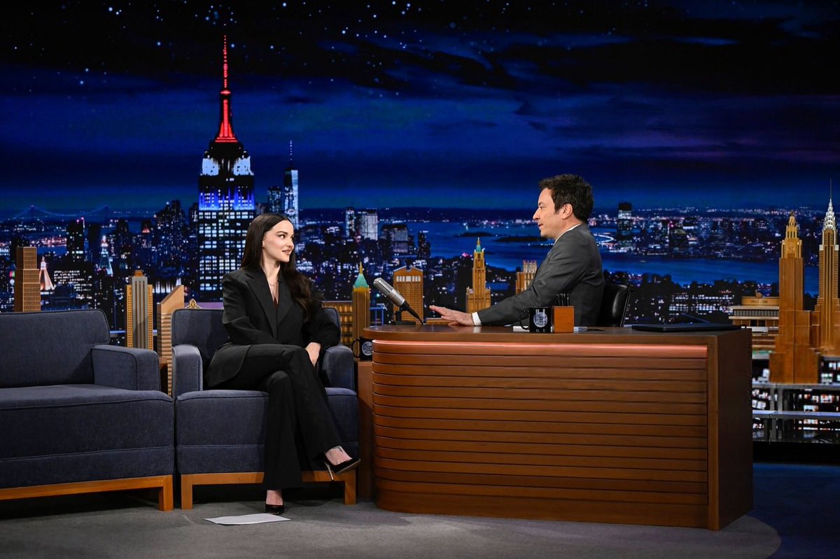 updatesdcbr's tweet image. Dove Cameron durante sua entrevista com @jimmyfallon no @FallonTonight .