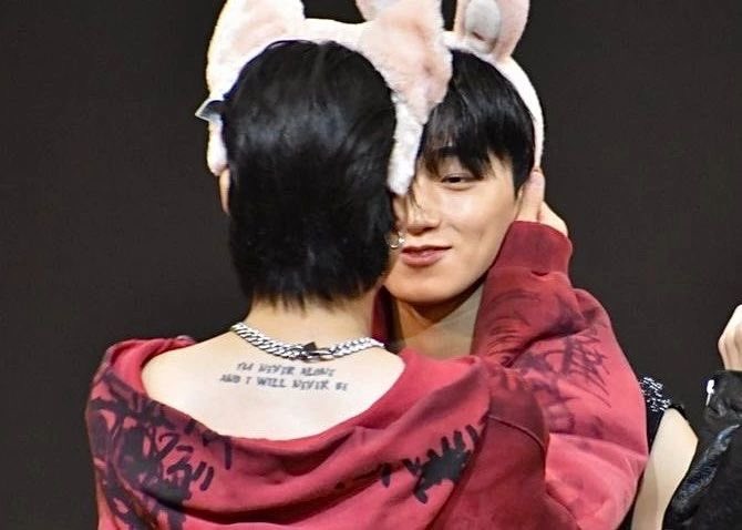 wsnkitten's tweet image. Hand placement, eyes on his lips, he leans in.