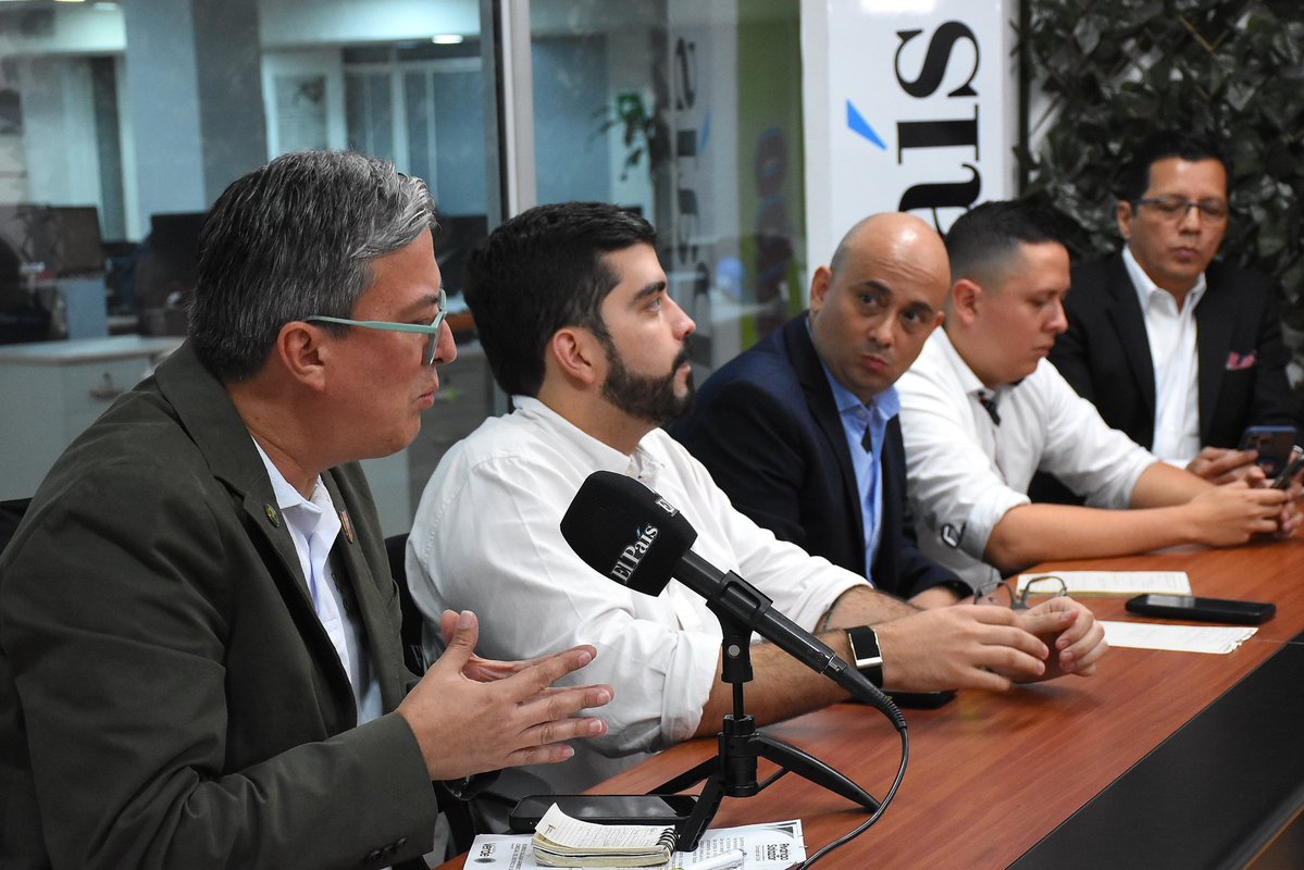 Con cables, micrófonos, libretas, guiones a la carrera, preguntas incómodas y café frío se armó el en vivo sobre el remezón en la Alcaldía de Cali.
Aquí el en vivo 👇
facebook.com/share/v/17mmE1…
#Cali #PolíticaLocal #EnVivo #Periodismo