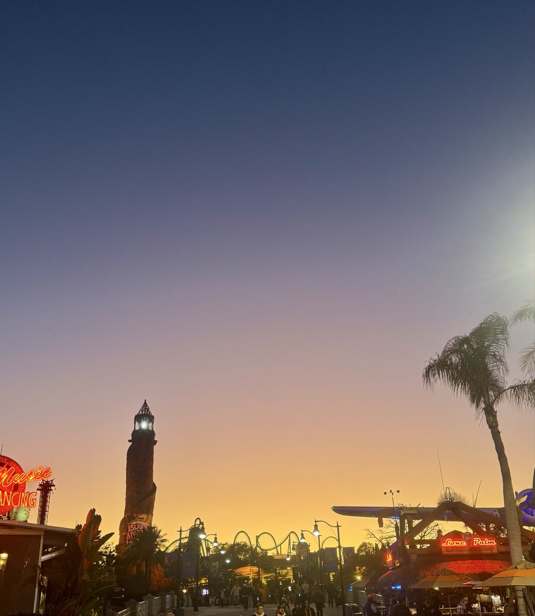 A very cold beautiful sunset <a href="/UniversalORL/">Universal Orlando Resort</a> 🥶 🌎 💫 #floridacold #Orlando #universalorlando