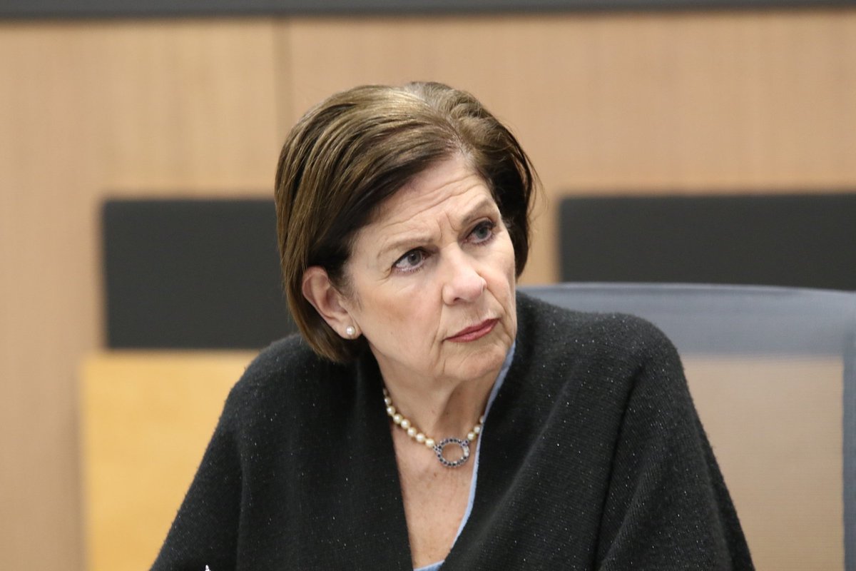 Pilar haciéndole señas a Laura para que deje de pensar por ella misma y mejor lea lo que le preparó para que deje de cagarla

#DebateRepretel #DebateTotal