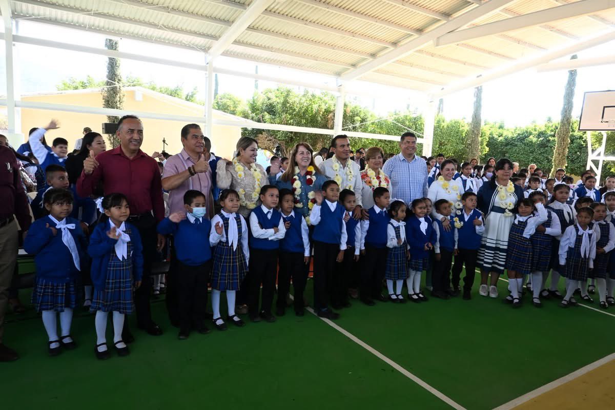 Mejoramos los espacios donde niñas y niños realizan actividades deportivas y recreativas. La Gobernadora Margarita González Saravia visitó la Escuela Primaria Adolfo López Mateos, de la comunidad de Xalostoc, para inaugurar la techumbre de la cancha de usos múltiples.