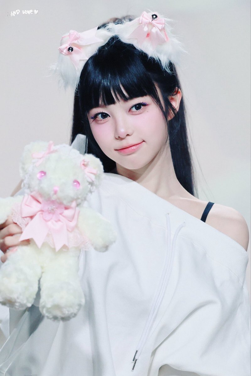 ianhourly's tweet image. ⋆.ೃ࿔🌸*:･ 

#이안 #IAN