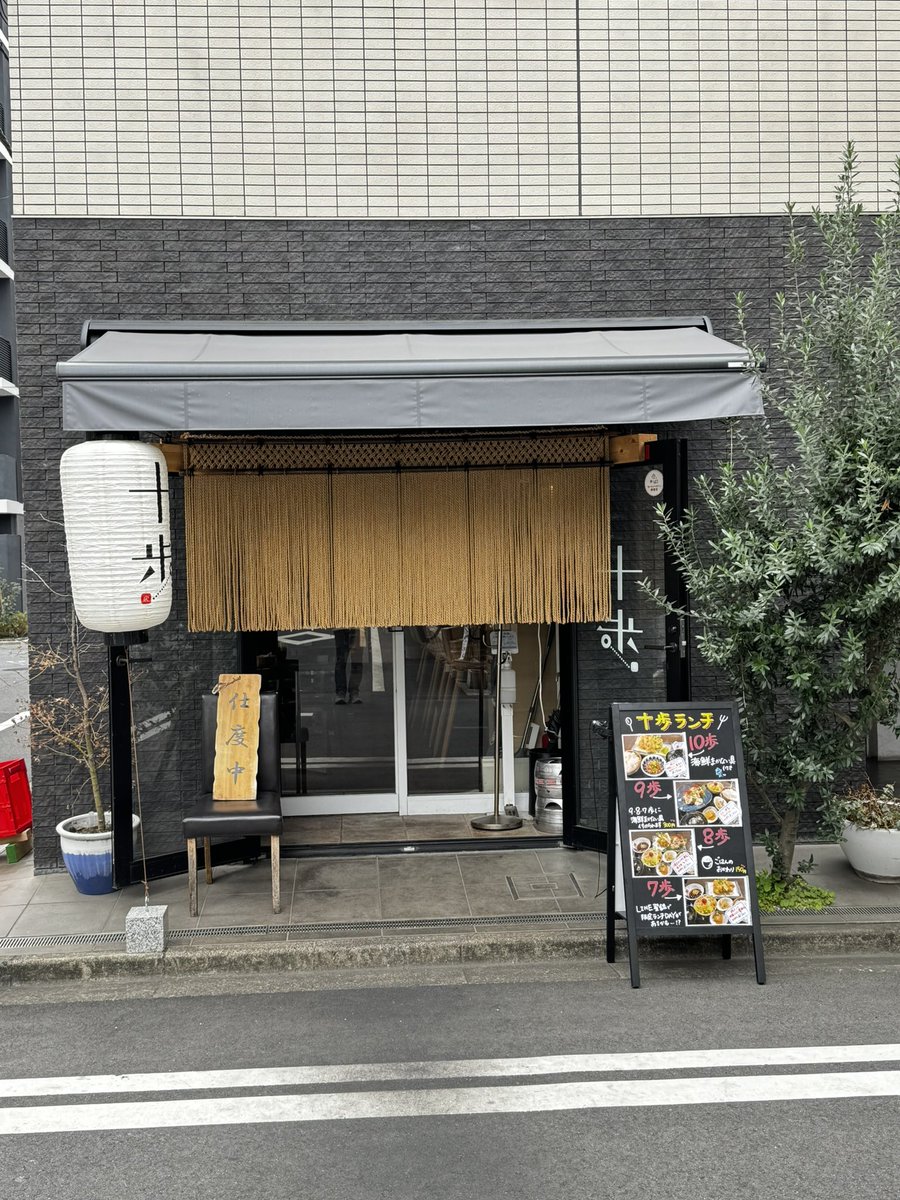 onzoooo's tweet image. エマージェンランチ
本鮪と鰤の丼
鶏天塩

#十歩