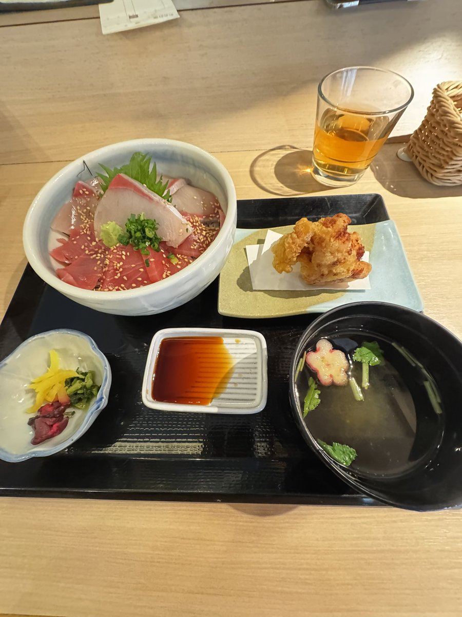 onzoooo's tweet image. エマージェンランチ
本鮪と鰤の丼
鶏天塩

#十歩