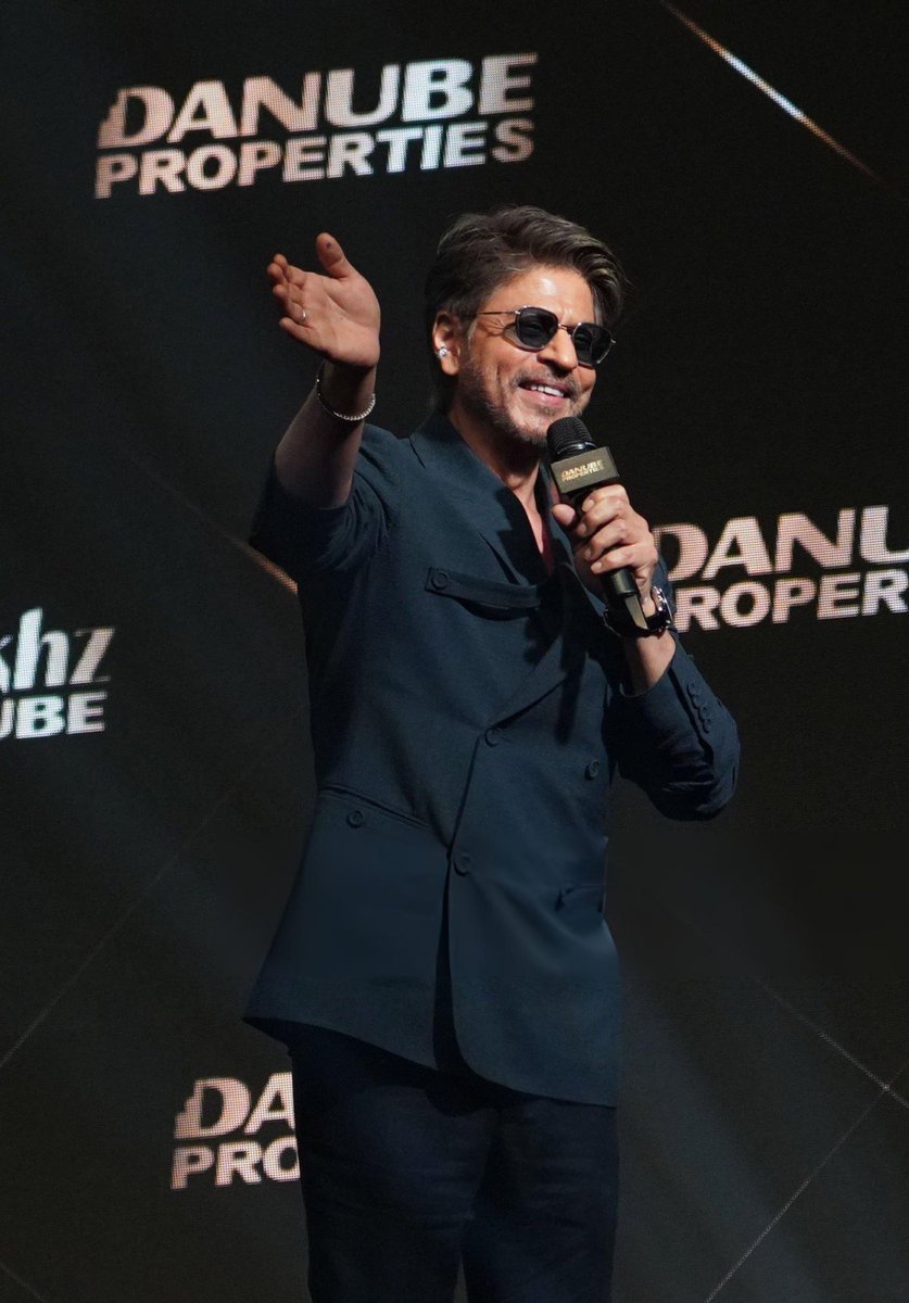 SRKUniverse's tweet photo. Style is eternal, but that smile is magic 🤌🏽💫

@iamsrk 
#ShahRukhKhan #SRK #King #KingKhan https://t.co/TyJMDePM55