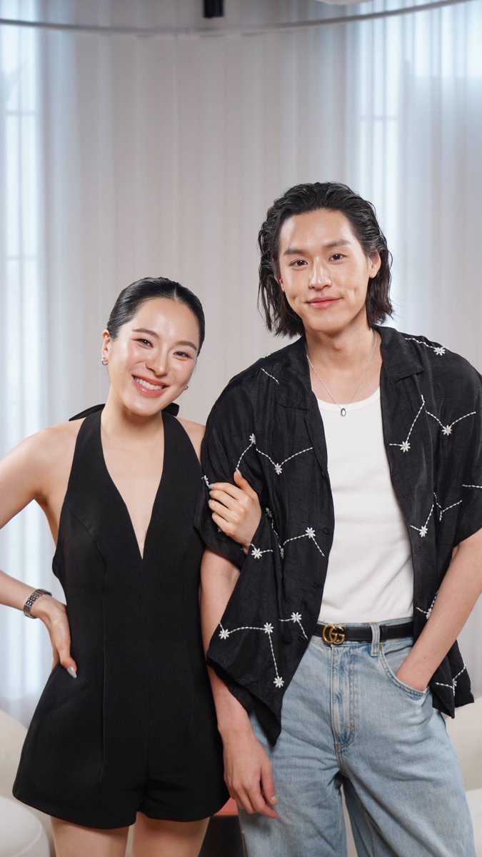 SuperstarnewsTH's tweet photo. “บิวกิ้น” ทำงานหนักจนต้องฉีดยาเข้าเส้นเสียง!
ย้อนเล่าวีรกรรมวัยเด็กเอาแต่ใจขั้นสุด
#alivedot #PrimeCast #ปันปันสุทัตตา #บิวกิ้น #BillkinPrimeCastxBILLKIN
รายการ PrimeCast WITH PUNPUN เปิดใจ "บิวกิ้น พุฒิพงศ์" แบบไม่กั๊ก ย้อนเล่าวัยเด็กที่เคยติดพี่เลี้ยง ไปจนถึงวีรกรรมเป็นเด็กเอาแต่ใจขั้นสุด รวมถึงประสบการณ์ทำงานหนักจนเคยต้องฉีดยาเข้าที่เส้นเสียง การรับมือกับภาวะ Burnout การดูแลตัวเองทั้งกายและใจ พร้อมเผย Safe zone และวิธีรีชาร์จใจในวันเหนื่อย
ชื่อ อียอ มาจากไหน ?
บิวกิ้น : เป็นชื่อที่เขาตั้งให้ก่อนเกิดครับ คือหมายถึงว่าที่บ้านผมเขาจะเป็นชื่อแบบธีมดิสนีย์กันหมด คือพี่คนโตผมชื่อมิกกี้ คนที่ 2 ชื่อวินนี่ แล้วก็ก่อนผมเกิดตอนแรกจะชื่อว่า อียอ แต่ว่าพอดีเขามาเปลี่ยนตอนเกิดเป็น บิวกิ้น ครับ
ติดพี่เลี้ยงตั้งแต่เด็ก ?
บิวกิ้น : ใช่ครับ ตอนเด็กเราก็อยู่กับพี่เลี้ยงแบบทุกวันแล้วก็ทั้งวัน เลยเหมือนเราเจอพ่อแม่แบบเช้าเย็น ๆ ช่วงอนุบาลประถมจะติดพี่เลี้ยงมาก
เด็ก ๆ ชีวิตเป็นยังไงบ้าง ?
บิวกิ้น : กินข้าว 3 มื้อทั่วไป ก็โตมาแบบไม่ได้พิสดารอะไรมาก ก็อยู่ที่บ้านอยู่กับพี่เลี้ยง แล้วพ่อแม่ก็จะเหมือนกับว่าจะมาใช้เวลากับเราช่วงเย็น ๆ ถึงกลางคืน แล้วก็ปะป๊า ม๊าเขาชอบส่งไปเรียนนั่นเรียนนี่ เหมือนกับว่าให้ไปลองเรียนอะไรที่หลากหลาย ทั้งกีฬาทั้งดนตรีทั้งเรียนพิเศษตลอด เทควันโด้ ปั้นดินน้ำมัน เรียนคอมพิวเตอร์ เรียนภาษาอังกฤษ กีฬาฟุตบอล ตีแบต ปิงปอง โบว์ลิ่ง ว่ายน้ำ
เรียนร้องเพลงไหมตอนเด็ก ?
บิวกิ้น : เรียนครับ ชอบร้องเพลง ผมว่าคือมันเป็นกิจกรรมแบบไม่กี่อย่างเลยจริง ๆ แล้วอันเดียวเลยที่เหมือนกับว่าไปเรียนแล้วเรารู้สึกว่าอยากไปเรียนเรื่อย ๆ อันอื่นมันจะมีความฝืนนิดหนึ่ง ไปเรียนแล้วอยากอยู่บ้านมากกว่า แต่อันนี้มันเหมือนกับว่ามันมีช่วงที่หยุดไปจากการเรียนร้องเพลง แล้วก็รู้สึกว่าคิดถึงการเรียนร้องเพลงแล้วก็กลับไปเรียนร้องเพลง
เป็นคนญาติเยอะมาก พาญาติไปดูหนังทีต้องปิดโรงหนัง ?
บิวกิ้น : ใช่ เรื่องจริง เป็นแบบญาติหลายทางไง มันจะมีฝั่งปะป๊า ฝั่งหม่าม๊า ฝั่งปะป๊าก็จะแตกสายเป็นฝั่งอากงอาม่าฝั่งปะป๊าอีก แล้วก็แบบ Top-down ลงมา ฝั่งอากงอาม่า ฝั่งหม่าม๊าแล้วก็ลงมาอีก มันก็หลายภาคส่วน ถ้าเป็นกิจกรรมใหญ่ ๆ ป๊าผมก็จะเป็นพวกมนุษย์สังคม ชอบไปชวนคนนั้นคนนี้ ชวนญาติทั่วสารทิศมาพอเริ่มเยอะเขาก็จะชอบปิดโรงหนังเวลาถ้ามีหนังเล่น
ทำไมไม่ตัดผม ?
บิวกิ้น : ไม่รู้เหมือนกันนะ ไม่ได้คิดว่าจะไว้แบบจริงจังด้วย แต่ว่าจริง ๆ แล้วแค่ตอนนั้นไปเรียนต่อแล้วก็เหมือนไม่ได้ตัด 3-4 เดือน แล้วก็รู้สึกว่ามันเริ่มมันจะยาวกว่าที่เราเคยไว้มาแล้ว แล้วก็รู้สึกว่าเวลาเราไว้ผมยาวมันจะมีช่วงที่มันมีความไม่พอดี จะสั้นก็ไม่สั้น จะยาวก็ไม่ยาว แล้วมันเป็นช่วงที่เราจะต้องก้าวข้ามผ่านในการที่จะไว้ผมยาว แล้วเราก็ไม่ได้ทำงานด้วยช่วงนั้น มันเลยเหมือนพอกลับมา มันเริ่มจะเข้าทรงก็เลยรู้สึกว่าเกิดมาไม่เคยไว้ผมยาวเลย เรียนโรงเรียนชายล้วนเรียน รด. เข้ามหาลัยฯ ก็ไม่เคยไว้ผมยาว รู้สึกว่าสักครั้งหนึ่งอยากลองมีผมประบ่าซะหน่อย จริง ๆ มันก็เกือบ ๆ แล้ว มันเคยไปข้างหลังเคยเลยไปแล้ว แล้วก็ตัดขึ้นมาไล่กับข้าง ๆ ก็ดีนะผมว่ามันก็เปลี่ยนลุค แล้วก็เหมือนไดร์นานดี เวลาว่าง ๆ ก็แบบสางผมตัวเองก็รู้สึกสวย
ทุกวันนี้ดูแลตัวเองไงบ้าง ?
บิวกิ้น : กินดีครับเหมือนว่ากินโปรตีนที่ถึง แล้วก็ดูเรื่องการกินแล้วกัน อาจจะไม่ได้คุม 100% แต่ก็พยายามไม่กินของที่มันแย่ ๆ ไม่กินหวาน ไม่กินมัน กินโปรตีนที่ถึง แป้งก็กินในปริมาณที่โอเค แล้วก็นอน ออกกำลังกายจริง ๆ แค่นี้เอง แล้วก็สุขภาพจิตดีก็โอเคแล้ว
ทุกวันนี้ออกกำลังกายอะไรบ้าง ?
บิวกิ้น : ถ้าเป็น routine เลยก็จะมีเวทกับคาร์ดิโอแล้วก็เสริม ๆ ก็จะเป็นเพื่อนชวนไปตีแบตก็ไป เขาชวนไปเตะบอลก็ไปบ้าง แต่นาน ๆ ที
ปกติเป็นคนหุ่นทรงนี้อยู่แล้ว ?
บิวกิ้น : ประมาณนี้ครับประมาณนี้ จริง ๆ จะเป็นหุ่นแบบนี้หมายถึงว่าแขนขาจะไม่ได้ใหญ่มาก แต่เด็ก ๆ อ้วนก็จะพุงโล้ น้ำหนักผมเท่านี้มาตั้งแต่ประมาณ ม.2 ม.3 อยู่ประมาณ 60 ต้นถึง 60 กลางอยู่ประมาณนี้ น้ำหนักไม่ขึ้น ไม่เพิ่มไม่ลดเลย ถ้าขึ้นลงมันจะอยู่ในช่วง 60 ไม่เกิน 70 แล้วก็จะลงไปไม่ต่ำกว่า 60 จริง ๆ ผมว่าประมาณนี้แต่ว่าสุขภาพดีก็โอเคแล้ว
เรื่องของสุขภาพใจดูแลตัวเองยังไงบ้าง ?
บิวกิ้น : พอโตมาผมรู้สึกว่าผมค่อนข้างติดคนที่บ้าน แล้วก็ติดเพื่อน เพื่อนกลุ่มที่เราโตมาด้วยกัน จริง ๆ ก็แค่เหมือนกับได้มีช่วงเวลาพักไปใช้เวลากับคนที่บ้านกับเพื่อน อย่างตอนนี้ก็มีเพื่อนเพิ่งมีหมาเข้ามาใหม่ที่บ้าน เพิ่งเลี้ยงหมาประมาณ 6 เดือน 7 เดือน ก็กลับไปก็ไปอยู่กับมัน คือแค่ไปอยู่ในบ้านไปอยู่ในบรรยากาศญาติเยอะ ๆ แล้วก็ไปเจอเพื่อนบ้างผมว่าแค่ได้หยุดสักพักหนึ่งมันก็ recover ได้เร็ว
เป็น introvert ไหม ?
บิวกิ้น : เพิ่งมาเป็นตอนโต ตอนเด็ก ๆ เป็นคนชอบออกไปเจอคนมาก ชอบวันหยุด ชอบหากิจกรรมออกไปทำต้องนัดไปทำนั่นทำนี่ แต่ว่าช่วงประมาณปี 2 ปีมา รู้สึกว่าชอบอยู่บ้านมาก
เจอคนเวลาทำงานเยอะเกี่ยวไหม ?
บิวกิ้น : ก็เยอะแต่มันก็ไม่ได้เยอะกว่าช่วงที่ผ่านมา มีความสุขกับการอยู่บ้านมากขึ้น
วันว่างเลือกที่จะทำอะไร ?
บิวกิ้น : ถ้าว่างทั้งวันก็ไปออกกำลังกาย แล้วก็ถ้าว่างหน่อยก็ไปคลินิก ไปดูแลผิวนิดหนึ่งแล้วก็กลับบ้านแค่นี้
เป็นคนรีชาร์จพลังวันว่างโดยการอยู่บ้าน อยู่คนเดียว ?
บิวกิ้น : อยู่บ้านก็ไม่ได้อยู่คนเดียวหรอก ก็จะมีพี่เลี้ยง ที่เขาเลี้ยงมาตั้งแต่เกิด อยู่กับเขา ลงไปนั่งคุยกับเขาบ้าง ลงไปอยู่กับหมาบ้าง ตอนเย็นก็ลงมากินข้าวกับอากงอาม่าอะไรอย่างนี้ กลางคืนก็ไปนั่งคุยกับป๊าม๊าสักชั่วโมง 2 ชั่วโมง กลางวันก็มาดูหนังก็รู้สึกว่าอยู่บ้านก็แฮปปี้แล้ว
บิวกิ้นเป็นเด็กเอาแต่ใจไหม ?
บิวกิ้น : ตอนเด็ก ๆ นี่สุด ๆ เลย ก็ค่อนข้างเป็นน้องคนเล็ก
มีวีรกรรมความแสบอะไรที่จะไม่มีวันลืมเลยไหม ?
บิวกิ้น : ถ้าเป็นพาร์ทงานไม่ค่อยนะ ไม่ค่อยจริง ๆ แล้วตั้งแต่อยู่นาดาวก็รู้สึกว่าค่อนข้างทำตามกฎอยู่ประมาณหนึ่ง เขาให้ทำอะไรก็จะค่อนข้างไปตามนั้น เป็นเด็กดี
ถ้าตอนเด็ก ?
บิวกิ้น : ผมว่าก็เอาแต่ใจแหละเอาแต่ใจมาก หมายถึงว่างี่เง่า สมมติเรารู้สึกว่าวันนี้เราอยากจะกินขนมที่มันต้องไปซื้อที่หน้าโรงเรียนเท่านั้น แต่มันเป็นวันอาทิตย์ แม่ก็ต้องพาไปหา ร้านมันก็ปิดไงต้องหาเอาให้ได้ ร้องไห้ได้แบบ 4-5 ชั่วโมง 6 ชั่วโมง เอาแต่ใจ เมื่อก่อนนี้อารมณ์ร้อนด้วย ตอนเด็ก ๆ ตอนอนุบาลจำได้เลย กวาดของลงจากโต๊ะ ล้มโต๊ะ คือเอาแต่ใจมากตอนเด็ก ๆ
จุดไหนที่ทำให้เราเย็นลงได้ ?
บิวกิ้น : ผมจำได้มีวันหนึ่งเขาไม่ตีเรา แต่เขาเรียกเราไปคุย แล้วเขาบอกว่ารู้ไหมว่าทำผิด รู้ไหมว่าทำไม่ดียังไง แล้วเหมือนเราคุยกัน เราคุยแล้วสุดท้ายก็บอกโอเคถ้างั้นหลังจากนี้อย่าทำอีกนะ หลังจากนั้นมันเหมือนโดนกระตุ้นด้วยวิธีคิดอะไรสักอย่างหนึ่ง มันเลยทำให้หลังจากนั้นเราไม่ค่อยทำอะไรเอาแต่ใจมาก เหมือนกับว่ามันมีเหตุการณ์นี้หลาย ๆ ครั้งซ้ำไปซ้ำมา พอเขาเปลี่ยนวิธีการจากการบังคับเราเป็นการสอนให้เราคิด แล้วก็ใช้เหตุผลมากขึ้น หลังจากนั้นรู้สึกว่าผมไม่ค่อยทำอะไรที่มันไม่ค่อย make sense ขนาดนั้นแล้ว พอเวลาเริ่มผ่านมา
ในหนังเรื่องหลานม่า ลดน้ำหนักไปเท่าไหร่เพื่อรับบท ?
บิวกิ้น : 8-9 กก. ครับประมาณ ก็เยอะครับ ตอนนั้นประมาณ 3-4 เดือน ก็รู้สึกว่าไม่ได้ทรมานมากนะ เริ่มจากคาร์ดิโอก่อน เพราะช่วงนั้นขี้เกียจคาร์ดิโอมาก ก็เริ่มคาร์ดิโอ แล้วพอมันลงมาถึงจุดหนึ่งมันเริ่มไม่ค่อยลงแล้ว ก็เพิ่มคาร์ดิโอเข้าไปอีก หลัง ๆ ก็เริ่มตัดแป้งออกไป กินโปรตีนกับผัก แล้วก็คาร์ดิโอเสริม ๆ ไป พอเริ่มทำอย่างหนึ่งมันจะลงมาถึงจุดหนึ่งที่สักพักมันจะไม่ลงแล้ว แล้วเหมือนกับว่าเปลี่ยนระดับความเข้มข้นแล้วมันก็ค่อย ๆ ลง
ส่งผลกับอารมณ์ไหม ?
บิวกิ้น : ไม่ค่อยนะแค่หิว ก็ไม่ได้โมโหแต่มันจะมึน ๆ นิดหนึ่ง เพราะว่าไม่กินน้ำตาลเลยช่วงนั้น แล้วก็แป้งกินน้อยมาก กินวันหนึ่งกินแค่ข้าวถ้วยเดียว
มีคนคุมให้ไหม ?
บิวกิ้น : ตอนนั้นมีคุยเทรนเนอร์บ้าง แต่เขาไม่อยากได้ผอมแบบมีกล้าม เขาก็เลยให้หยุดเวทไปเลยคาร์ดิโออย่างเดียว มันก็จะมีความแบบซูบ ๆ นิดหนึ่ง
เคยมีเรื่องที่เข้าใจผิดกับสุขภาพไหม ?
บิวกิ้น : มีเยอะเลย มีช่วงหนึ่งพยายามลดน้ำหนักเร็ว ๆ คือทั้งวันไม่กินเลย กินแต่สลัดถ้วยเดียวตอนมัธยม แล้วมันลงเร็วจริง ๆ วันละกิโลเลย 2 อาทิตย์ลงไปเกือบ 7-8 กก. ได้ แล้วก็ทรมานมากเลย พอกลับมากินประมาณอาทิตย์เดียวมันเด้งคืนมา 2 เท่าเลย แล้วก็พยายามจะลงอย่างนี้ แล้วก็ไม่ขึ้นสักที จำได้เลยเคยไปดูสัมภาษณ์ของดาราท่านหนึ่ง เขาบอกว่าถ้าช่วงไหนเขาจะมีงานที่ต้องลดน้ำหนัก เขากินแค่กรีกโยเกิร์ตวันละถ้วย แล้วก็มีช่วงหนึ่งเคยไปทำตามเขาเหมือนกัน ทำ ๆ ก็ลง ๆ แต่ทรมานมากเลย มึนหัวไปหมด พอเสร็จมันก็เด้งกลับขึ้นมาอีกแล้วเลยช็อตเดิมไปอีก โยโย่เคยแบบประมาณ 2-3 รอบหลายลูปเลย แต่ตอนนี้ก็ให้เทรนเนอร์ช่วย
เป็นนักร้องเราดูแลเสียงตัวเองยังไงบ้าง ?
บิวกิ้น : ผมว่าสำคัญที่สุดเลยก็คือนอน คือถ้าวันไหนนอนน้อยมันจะรู้เลยว่าเหมือนกับมันไม่มีเสียง เหมือนเราซัพพอร์ตลมขึ้นมา มันจะร้องแต่ไม่มีเสียง เสียงมันออกแต่อยู่ดี ๆ มันจะปลิ้นหรือมันจะแหบ หรือมันจะอะไรอย่างนี้ โทนมันจะไม่เพราะด้วย แล้วก็เหมือนกับว่าเราต้องใช้แรงเยอะกว่าเดิม แต่ถ้าได้นอนสัก 8 ชม. 10 ชม. ตื่นมาเสียงมันก็จะค่อนข้างดี
Routine การนอนเป็นยังไงบ้าง ?
บิวกิ้น : มันก็จะมีช่วงที่เรานอนน้อยมาก ๆ 3-4 ชั่วโมงต่อกันหลาย ๆ วัน ซึ่งเมื่อก่อนเราไม่ได้รู้สึกว่ามันเป็นปัญหาขนาดนั้น ตอนที่เรา 20 ต้น ๆ เราก็จะรู้สึกเหมือนสมมตินอนน้อยมาสัก 5 วัน เรามานอนเยอะวันเดียวมันฟื้นเลย แต่ตอนนี้มันเหมือนมันกลับกัน ถ้านอนน้อยวันเดียว 3 วันฟื้น 3 วันแบบนอนเต็ม ๆ ถึงจะฟื้น ทุกวันนี้ถ้าผมวางแผนได้ก็จะนอนให้ได้อย่างน้อย 7-8 ชั่วโมง
เคยมีเหตุการณ์ที่คออักเสบเสียงหายก่อนที่จะต้องใช้เสียงขึ้นคอนเสิร์ตหรือขึ้นงานใหญ่ ๆ ไหม ?
บิวกิ้น : ประจำเลยครับ ช่วงที่พักผ่อนไม่พอ แล้วร้องต่อเนื่อง เอาง่ายสุดหรือว่านาน ๆ จะทำสักทีหนึ่งก็คือไปหาหมอ แล้วก็ฉีดยาเลย อ้าปากแล้วก็ฉีดเข้าไปที่เส้นเสียงเลย ประมาณสัก 6-7 ชม. มันก็จะเริ่มคืนมาสักประมาณ 50% ก็จะเหมือนพอประคองผ่านวันนั้นไปได้ แต่เขาบอกว่าปีหนึ่งหรือ 2 ปีควรจะทำแค่ครั้งเดียว
เราทำไปกี่รอบปีหนึ่ง ?
บิวกิ้น : ปีหนึ่งก็คืออันนี้รอบหนึ่งแต่ที่เหลือเขาบอกว่าฉีดเข้าก้นยังได้ แต่หมายถึงว่าถ้าเข้าไปตรงเส้นเสียงเลยไม่ควรทำบ่อย แต่ก็บางทีก็ฉีดก้นบ้างฉีดอะไรบ้าง แต่ก็ถ้าไม่ได้รีบมากก็กินยาเอา แต่หลัง ๆ ก็ไม่ค่อยแล้ว เพราะว่ารับงานน้อยไม่ค่อยรับงานเยอะแล้วนาน ๆ ร้องที
ถ้าเกิดให้เลือกร้องเพลงกับการแสดงเลือกอะไร ?
บิวกิ้น : เลือกไม่ได้ชอบหมด ชอบทั้งคู่มันสนุกคนละแบบ เหมือนเตะบอลกับตีแบดมันคนละอย่างกัน ไม่รู้สิรู้สึกว่ามันเปรียบเทียบยากแล้วก็รู้สึกว่า ผมว่าไม่ว่าจะทำอะไรก็ตาม จะร้องเพลงหรือแสดงมันจะมีช่วงหนึ่งที่เรารู้สึกว่าเราทำไปมันจะเริ่ม burnout แต่มันไม่ได้ burnout แบบอยากพักนะ แต่มันเหมือนอยากไปทำอย่างอื่น คือพอเราแสดงเยอะ ๆ เราจะรู้สึกว่าเบื่อ routine นี้จังเลย เริ่มเบื่อกับการทำแพทเทิร์น ๆ แบบนี้ อยากออกไปเจอคนบ้าง อยากออกไปนั่งแคมป์เพลงบ้าง อยากออกไปอัดเสียงบ้าง มาทำเพลง พอทำเพลงเริ่มคิดเพลง ทำเพลง สร้างเพลง ออกไปร้อง ออกไปโปรโมท พอมาถึงจุดหนึ่งก็จะรู้สึกว่าเริ่มเบื่อแพทเทิร์นแบบนี้ อยากกลับไปออกกองบ้าง หรือบางทีอยากกลับไปนั่งคิดงานอื่น ๆ บ้าง มันเหมือนกับว่าผมอยู่กับการทำงานแบบรูปแบบเดียวนาน ๆ ไม่ได้ เพราะมันจะคิดไม่ออก จะเริ่มหมดแพชชัน
เป็นเหตุผลที่ทำให้ไปเรียนต่ออังกฤษ ?
บิวกิ้น : ส่วนหนึ่งอยากพักด้วย อยากเบรก แล้วก็มันก็เหมือนเป็นอีกอย่างหนึ่งที่เราอยากจะทำด้วย เหมือนว่าการไปใช้ชีวิตอยู่ต่างประเทศสักปีหนึ่ง มันเป็นเหมือน 1 งานที่เรารู้สึกว่าเรายังไม่เคยทำ ก่อนหน้านี้เราเรียนอยู่ที่นี่ อยู่กับที่บ้าน ทำอะไรมาตลอด ไม่เคยใช้ชีวิตด้วยตัวเอง ไม่เคยออกไปรับผิดชอบชีวิตตัวเอง ออกไปอยู่ชิล ๆ ก็รู้สึกว่าถ้าเราไม่ไปในช่วงนี้ มันก็เหมือนเป็นโอกาสสุดท้ายแล้ว เพราะว่าถ้าเราจะไปเรียนโทตอนใกล้ ๆ 30 เพื่อนเราก็ไม่มีใครไปด้วยแล้ว เราไปตอนนี้ก็มีเพื่อนไปด้วย 2-3 คน เราก็รู้สึกว่าน่าจะโอเค น่าจะไม่เหงา แล้วก็ไม่เคยไปใช้ชีวิตด้วยตัวเอง แล้วก็งานตรงนี้คือปีก่อนผมมีคอนเสิร์ตเดี่ยวไปแล้ว แล้วก็เพิ่งเล่นหลานม่าเสร็จ มันเหมือนกับว่าในพาร์ทอื่น ๆ รู้สึกว่าเราได้เติมเต็มมันแล้วในช่วงระยะเวลานี้ มันเป็นเหมือนอีกอย่างหนึ่งที่เราอยากทำ แล้วก็ประจวบเหมาะกับการที่เพื่อนไปด้วย ก็เลยไปเรียนที่อังกฤษเลย
อยู่อังกฤษมา 1 ปี เป็นยังไงบ้าง ?
บิวกิ้น : ปีหนึ่งแต่ก็กลับบ่อย กลับบ่อยมาก ก็ดีนะผมว่ามันเป็นรสชาติเหมือนเราไปเปลี่ยน Pacingการใช้ชีวิต อยู่ที่นู่นนอนวันละ 10 ชั่วโมงขึ้นทุกวัน นอนเที่ยงคืน ตื่นเที่ยง ตื่น 13:00 น. แล้วก็จริง ๆ วัน ๆ ก็ไม่ได้ทำอะไรมาก ก็แค่ไปเรียนแล้วก็กลับบ้านมาก็ทำงานมหาลัย ทำ Assignment ทำ Report ส่ง แล้วก็ประชุมภาระต่าง ๆ ที่อยู่ที่นี่บ้าง ไปเดินเล่น ไปทำนั่นทำนี่ ทำข้าวกิน ไปช้อปปิ้งบ้าง ไม่ได้รู้สึกว่ามันเร่งรีบ หรือว่ามีอะไรที่ทำให้เราต้องคิดต่อ ๆ กันขนาดนั้น มีเวลาปล่อยสมองมากขึ้น
เหมือนแบบได้พัก แต่ต้องเรียนหนัก ?
บิวกิ้น : ก็ต้องเรียน แต่ช่วงเรียนมันก็จะมีช่วงเวลาของมัน เหมือนกลางเทอมมันก็จะเริ่มเป็นช่วงที่ต้องมานั่งง่วนทำ assignment 2 อาทิตย์ 3 อาทิตย์ก่อนที่จะถึง deadline พอเราไม่ต้องทำอย่างอื่นเยอะขนาดนั้นแล้วเรามาทำอันนี้อย่างเดียว มันก็มีเวลาโฟกัส งานหนึ่งก็ทำทั้งวันเลย ทำแล้วก็ไปกินกาแฟ ทำกับข้าว คิดไปด้วย แล้วกลับมาทำต่อ มันเหมือนมันสบาย ๆ มันไม่ได้มีความกดดันอะไรขนาดนั้น จริง ๆ ผมก็มีประชุมอาทิตย์หนึ่ง 2-3 ครั้งแค่นั้นเอง แล้วก็นอกนั้นก็จะแค่ตอบไลน์ ที่เหลือก็ชิล ๆ ใช้ชีวิตแบบสบาย ๆ
จบโทแล้วตอนนี้ต่อเอกอีกไหม ?
บิวกิ้น : ไม่เอาแล้ว
บิวกิ้นเป็นคน sensitive ไหม ?
บิวกิ้น : มากเมื่อก่อนนะเมื่อก่อน ถ้าเมื่อก่อนมีคนมาตะคอกใส่หน้าผมนี่ผมร้องไห้เลยนะ หมายถึงว่าร้องไห้แบบไม่ได้กลัวแต่หมายถึงว่ามันเหมือนมันร้องออกมาเอง เป็นเรื่องครอบครัว เรื่องแบบคนรัก เรื่องสัตว์ รู้สึกว่ามัน connect มาก
เป็นคน emotional ?
บิวกิ้น : ประมาณหนึ่งกับบางมุม
ถ้าเกิดว่ามีใครมาแตะประเด็น sensitive ในชีวิตพูดอะไรกับเรา สามารถร้องไห้ได้เลยไหม ?
บิวกิ้น : อยู่ที่เรื่องแล้วอยู่ที่คนพูดด้วย
เวลาขึ้นคอนเสิร์ตร้องไห้ไหม ?
บิวกิ้น : ก็มีบ้าง
อารมณ์มันออกมาเป็นยังไงบ้าง ?
บิวกิ้น : บางครั้งมันเป็นเรื่องของขึ้นคอนเสิร์ตแล้ว เหมือนเราเห็นภาพนี้แล้วเรารู้สึกว่าเหลือเชื่อเหมือนกันนะ หมายถึงว่าอยู่ดี ๆ เราเดินมาถึงจุดที่มีคนอยากมาฟังเราร้องเพลงเยอะขนาดนี้ได้ยังไง หรือร้องเพลงที่มันมีความหมายต่อความรู้สึกเรา บางทีมันก็รู้สึกเหมือนร้องเพลงนี้แล้วมันก็มีความรู้สึกอะไรบางอย่างที่มันตีขึ้นมา มันมีหลายหลายบริบทของการร้องไห้ขึ้นมาเอง
มีใครที่เป็น safe zone ของตัวเองไหมที่รู้สึกว่าเราต้องการกำลังใจจะโทรหาคนนี้ ?
บิวกิ้น : มีหลายคนเลย แต่ผมว่ามันอยู่ที่เรื่องด้วย อยู่ที่ว่าเรื่องแบบนี้เราจะคุยกับใคร ถ้าเป็นเรื่องแบบหนึ่งเราก็จะมีครอบครัวอยู่แล้วแน่ ๆ เราก็จะมีเพื่อนที่เราสนิทมาก ๆ อยู่แล้วแน่ ๆ เราจะมีคนที่บริษัท ทีมผู้จัดการหรือคนที่บริษัทที่เรารู้อยู่แล้วว่าเวลาเรามาคุยกับเขา ก็จะเป็น safe zone ของเราในบางมุมเลย ชีวิตเรามันมีหลายมุม เราจะเลือกคุยกับใครในเรื่องไหน มันเหมือนกับว่ามันต้องเป็นเรื่องที่เขาเข้าใจจริง ๆ
การทำงานในวงการบันเทิง ให้เราเป็นทุกวันนี้ยังไงบ้าง ?
บิวกิ้น : ก็เติบโตขึ้นเยอะนะ ผมว่ามันทุกแง่มุมเลย รับผิดชอบมากขึ้น รู้จักตัวเองมากขึ้น แล้วก็ใจเย็นลงไหม อันนี้ไม่รู้ว่าเกี่ยวกับงานหรือเกี่ยวกับวัย หรือว่าไปเกี่ยวกับไปเปลี่ยน Pacing ชีวิตมา ก็รู้สึกว่ามีสติขึ้น ผมว่าในทุก ๆ แง่มุมของการเติบโตไม่ว่าจะเป็นการทำงาน หรือว่าการใช้ชีวิต ภาพรวมก็รู้สึกว่าโตขึ้น
เห็นอนาคตตัวเองในวงการบันเทิงเป็นยังไงบ้าง ?
บิวกิ้น : ก็แค่อยากจะทำไปแบบนี้ ให้มันอยู่ในโมเมนตัมที่เรารู้สึกว่าเรามีความสุขกับมัน ได้ทำสิ่งที่อยากทำ ในแบบที่อยากทำ ทำงานที่อยากทำกับคนที่อยากทำด้วย ก็แค่นี้แหละมั้ง ไม่ได้รู้สึกว่าเรามองว่าเราจะต้องประสบความสำเร็จไปถึงตรงไหน คือผมรู้สึกว่าจุดนี้ของผมมันเกินฝันมาไกลแล้ว และก็หลังจากนี้กำไรล้วน ๆ
ได้ร้องเพลงกับพี่เบิร์ดมาล่าสุดเป็นไงบ้าง ?
บิวกิ้น : ก็ดีครับ เพราะว่ามันเหมือนเราฟังเพลงเขามาตั้งแต่เด็ก ๆ ตั้งแต่เกิด แล้วเราก็รู้สึกว่าไม่คิดว่าวันหนึ่งจะได้มาเป็น main guest ของเขา ได้ร้องเพลงกับเขาเกือบ 10 เพลง แล้วก็ได้ซ้อมกับเขา เหมือนได้เห็นทัศนคติเขา ก็รู้สึกว่าเหมือนมันก็เป็นแรงบันดาลใจเรา แล้วก็ผมว่ามันเป็นประสบการณ์ที่ดีทั้งในเชิงของการทำงาน แล้วก็ในเชิงของความฟินส่วนบุคคลด้วย
สามารถติดตาม "PrimeCast" ได้ที่ช่องทาง Facebook: Alive Dot , Youtube : Alive Dot วันพฤหัสบดี เวลา 18.00 น.
คลิกชมรายการย้อนหลัง : https://t.co/LeNG3qKFL1