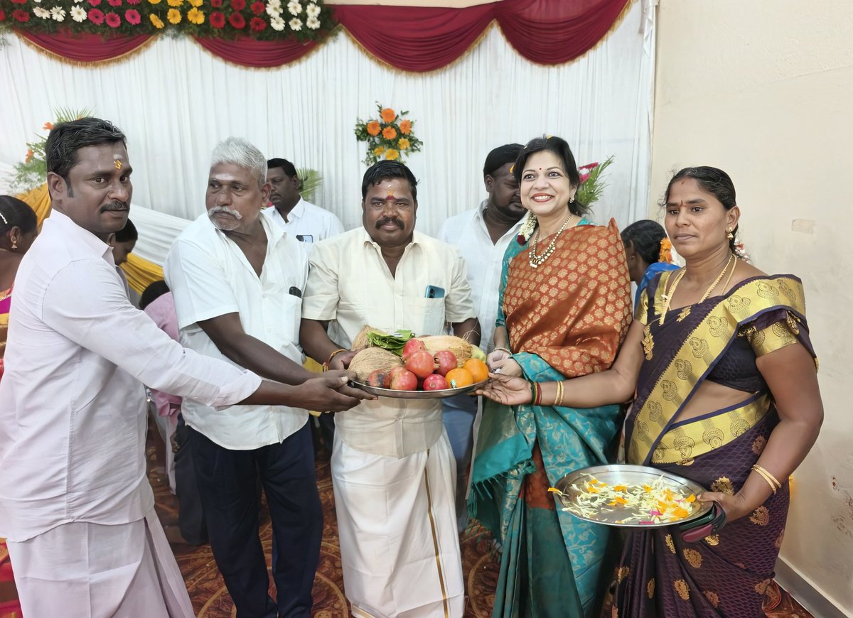 Sowmiyanbumani's tweet photo. இன்று, கடலூர் மாவட்டம், விருத்தாசலம் அபிநயா திருமண மண்டபத்தில் நடைபெற்ற, பாட்டாளி மக்கள் கட்சியின் கடலூர் மேற்கு மாவட்ட துணை செயலாளர் கோவி.ஏழுமலை - வளர்மதி ஏழுமலை தம்பதியரின் அன்பு மகன் ஏ.செல்வகுமார் - வெ.பிரஷீத்தா இணையரின் திருமண விழாவில் பங்கேற்று வாழ்த்திய போது.! https://t.co/LL8R4IKL90