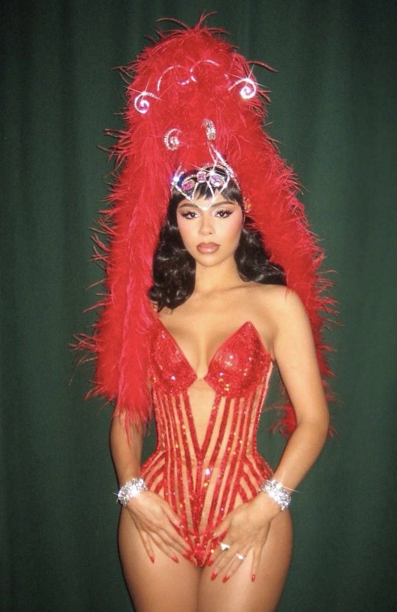 DonnaLJ's tweet image. Mariah is the Queen of servin lewks 😍♥️🔥