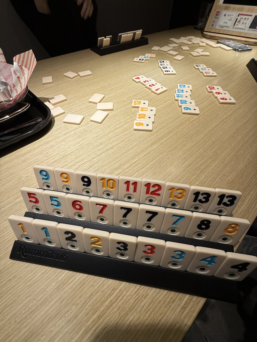 내가못하는게,아니라자기순서에처음세트 를내릴경우"등록"(initialmeld)을해야되 는데반드시타일3개이상의숫자합이30이 상이어야테이블에내릴수있어.난이판이
끝날때까지도그럴수없었던거고.