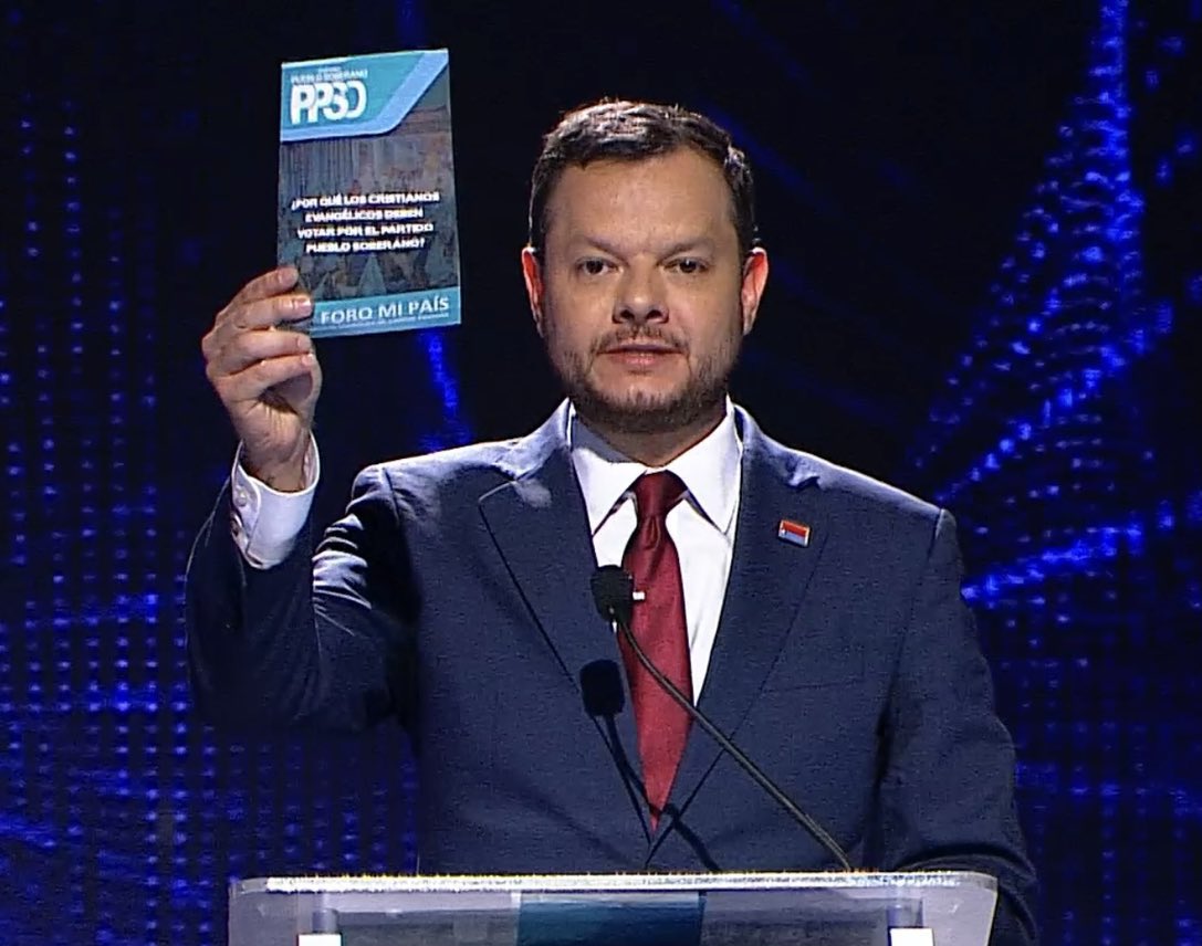 Juan Carlos Hidalgo esperando el momento perfecto para sacarle otro folleto a Laura #DebateRepretel #DebateTotal