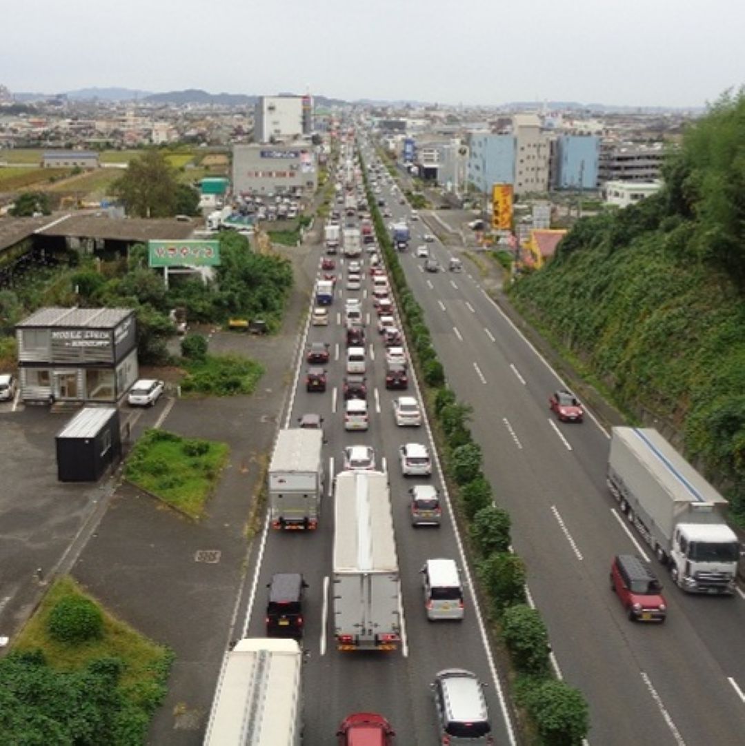 road_okakoku's tweet photo. 【渋滞を避けるには？】
うんざりする渋滞を避けるには、時間や道や手段の変更が有効です。
時間：時差出勤で朝早く又は遅めに移動
道：混雑する道を避けて移動
手段：鉄道や自転車での移動やテレワーク
HPで渋滞回避のヒントを紹介しています！詳しくはこちら
https://t.co/ZqBUll1kIO
#GOODROUTE https://t.co/8PoTMrcUgw