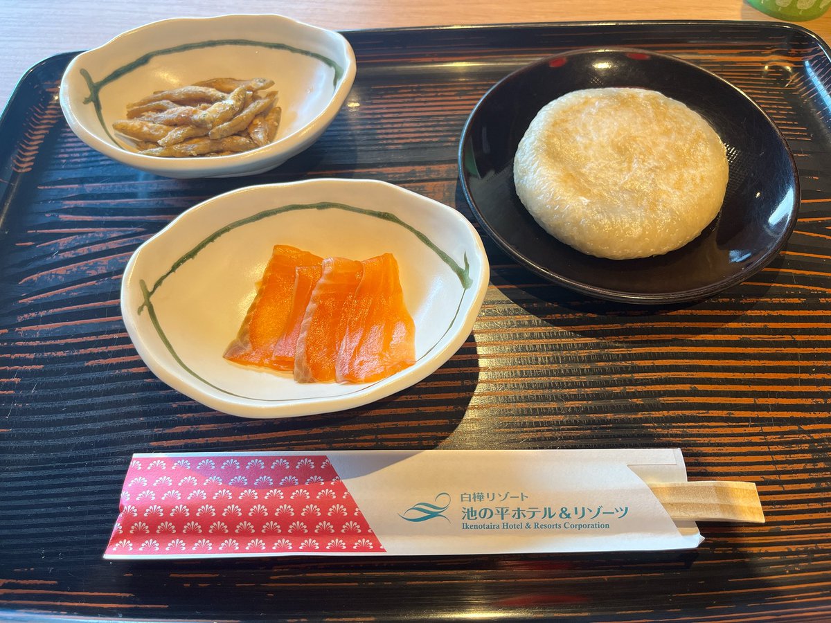 ことねんランチ 池の平ホテル内、しらかば仲見世 わかさぎ唐揚げ・野沢菜おやき・スモークサーモン 晩酌？