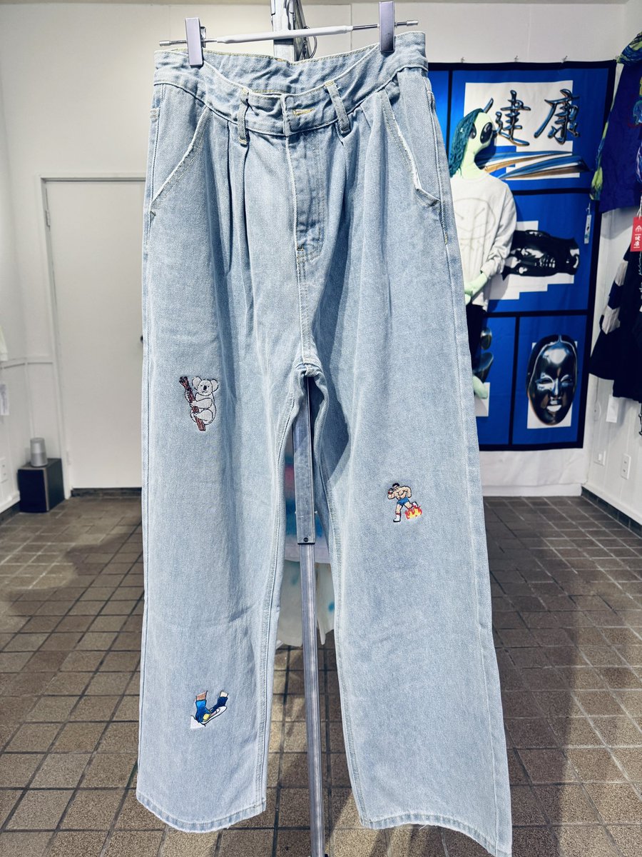 mograggarage's tweet photo. ホリヒロカズ個展「E と Z」wear pop up本日もオープン🌤️可愛くてキャッチーな刺繍が施されたデニムはゆるっとした癒しを身に纏えます。ゼヒ手に入れてください。本日も20時まで。https://t.co/nGjmmp08L3 https://t.co/ZkpcEN2iTx