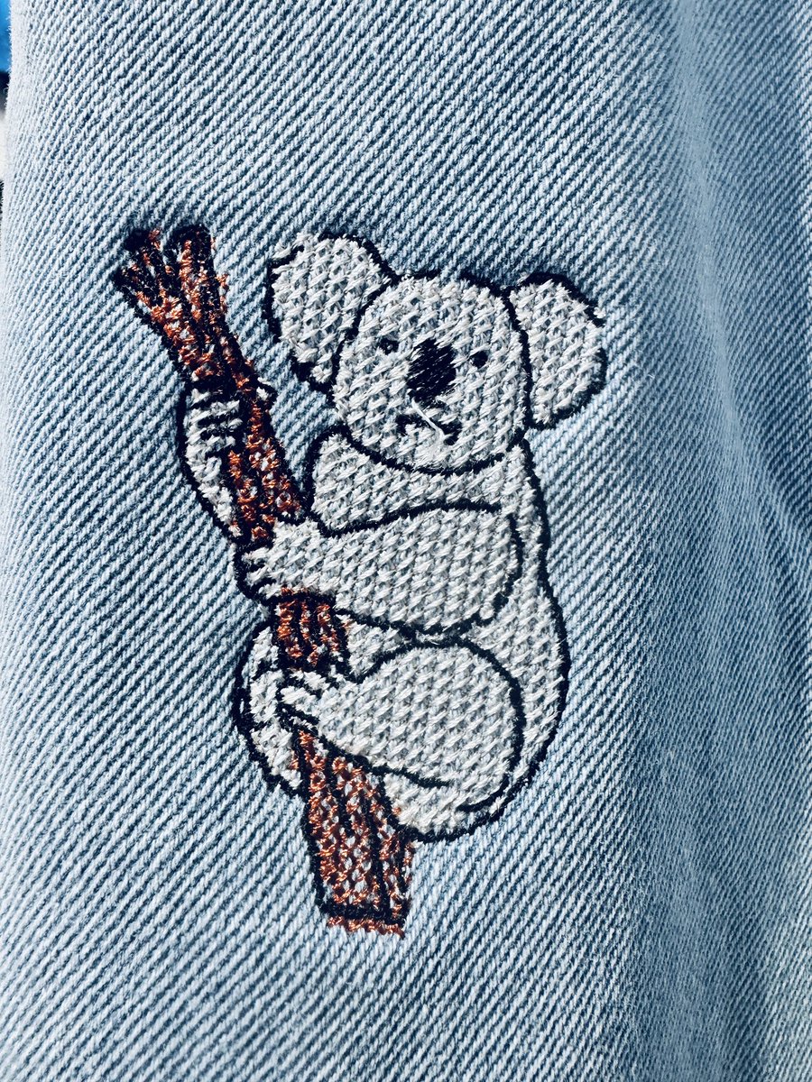 mograggarage's tweet photo. ホリヒロカズ個展「E と Z」wear pop up本日もオープン🌤️可愛くてキャッチーな刺繍が施されたデニムはゆるっとした癒しを身に纏えます。ゼヒ手に入れてください。本日も20時まで。https://t.co/nGjmmp08L3 https://t.co/ZkpcEN2iTx