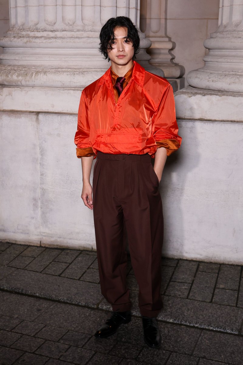 ellegirl_jp's tweet image. 「サンローラン」のショーでは山﨑賢人さんやWayVのTENらをキャッチ💖

2026年春夏オートクチュールコレクションでキャッチした豪華セレブの来場スナップはこちら👇
🔗bit.ly/4riqxsq