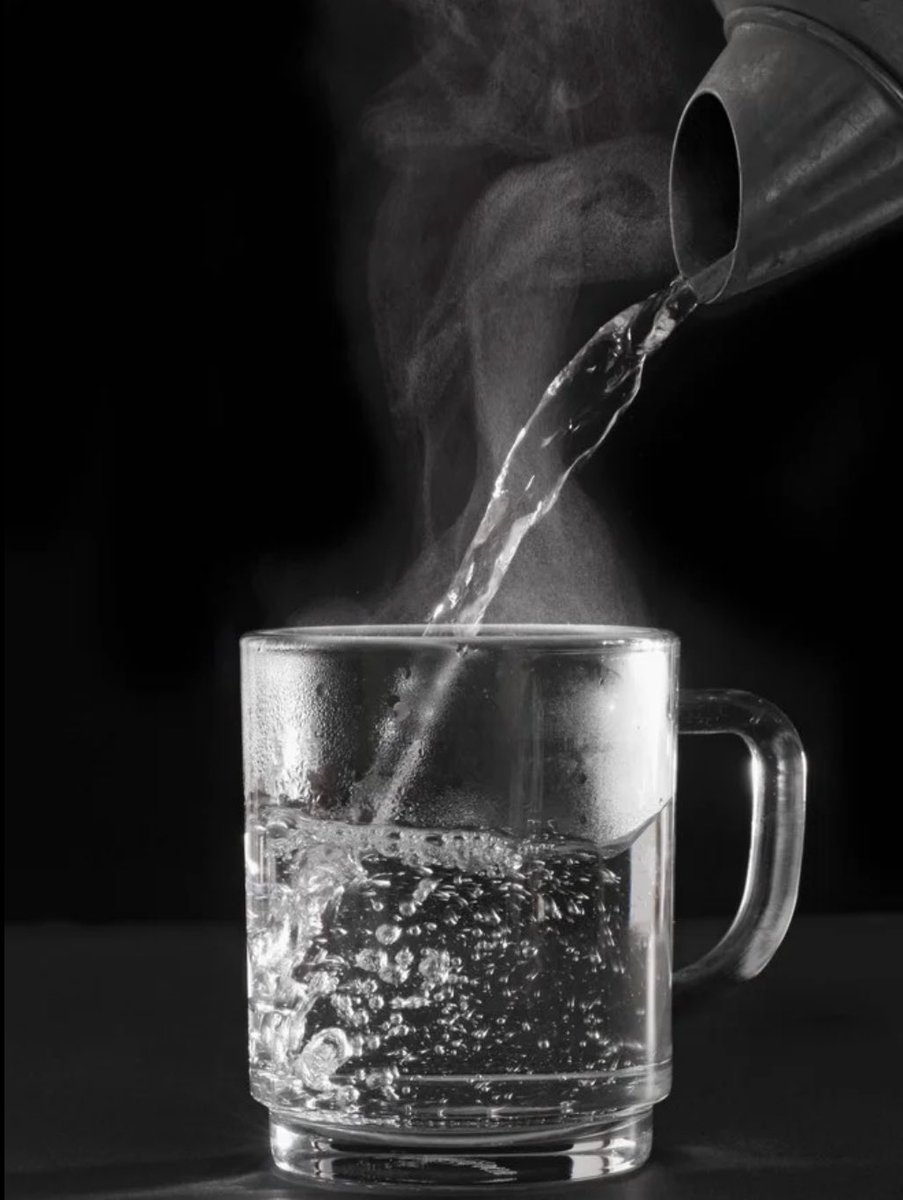 luckamoves's tweet image. drinking WARM water is one of the most underrated habits for digestion and overall health.

-warm water gently stimulates the digestive system, increases blood flow to the gut, and helps food move more smoothly through the intestines. for many of you, it reduces bloating and that…
